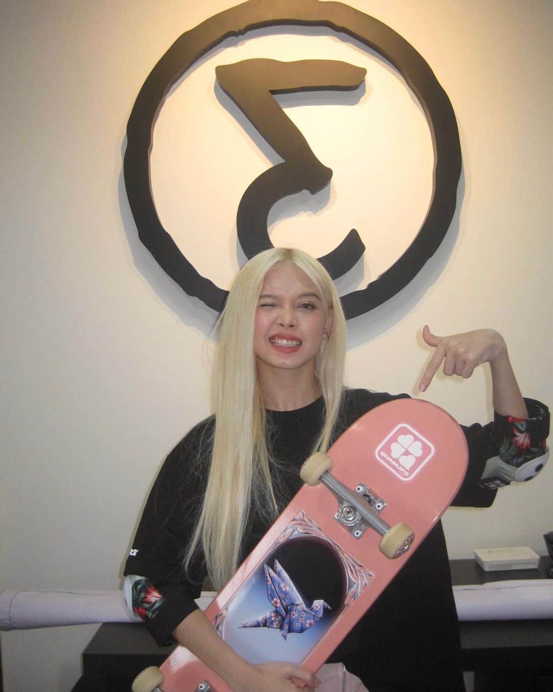 フェニ・フィトゥリヤンティさんのインスタグラム写真 - (フェニ・フィトゥリヤンティInstagram)「today skate was fun! thankyou so much @simon_preduce for the deck presents, i’m so happy! and also thankyou @yuro_nagahara for teaching me, see you!!」11月4日 20時04分 - jkt48feni