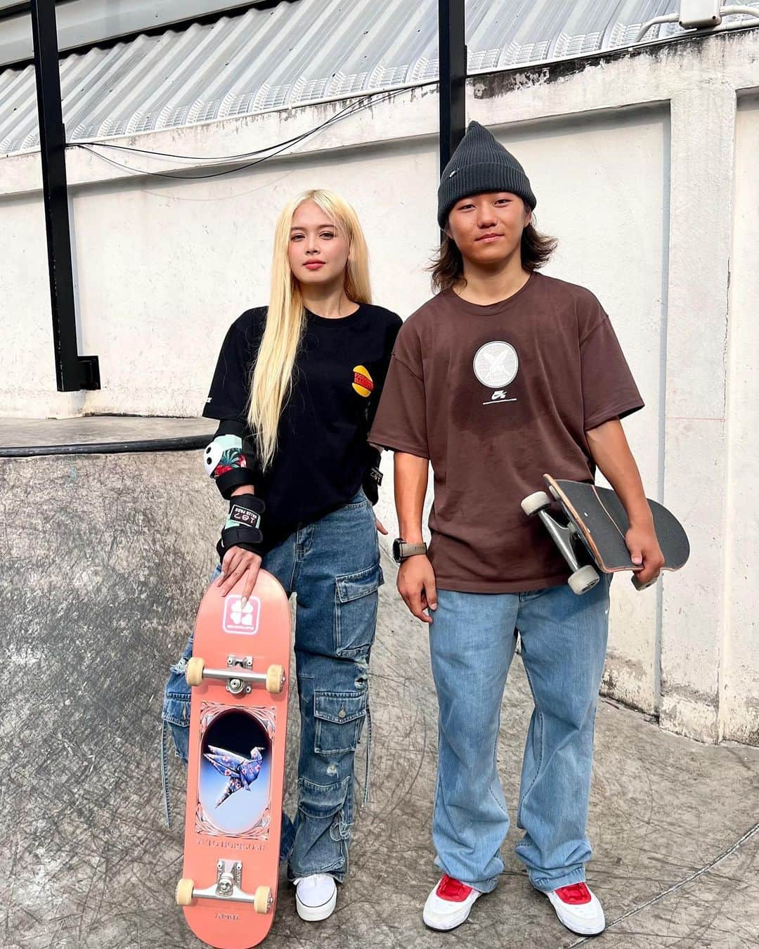 フェニ・フィトゥリヤンティさんのインスタグラム写真 - (フェニ・フィトゥリヤンティInstagram)「today skate was fun! thankyou so much @simon_preduce for the deck presents, i’m so happy! and also thankyou @yuro_nagahara for teaching me, see you!!」11月4日 20時04分 - jkt48feni