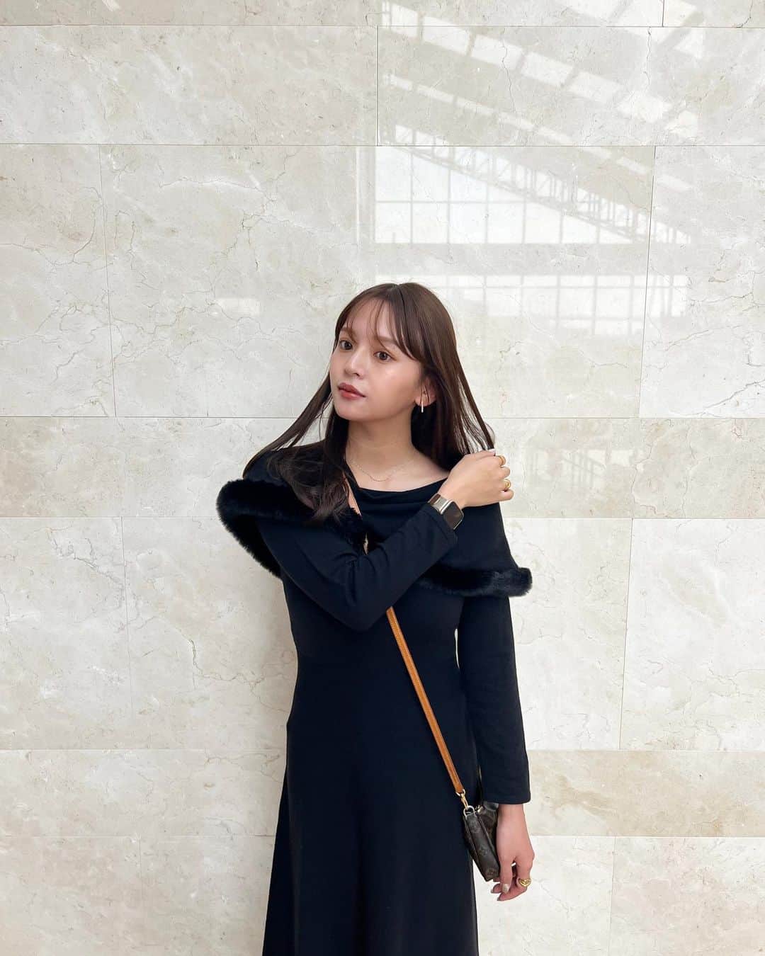 のインスタグラム：「ファー付きのワンピ♡ @proportionbodydressing   ファー部分が取り外しできるので、普通の黒ワンピとしても活躍できるんです😌  天然ダイヤモンドで作られた上品なピアス♡ @melemele.official   #ニットワンピ  #ニットワンピース  #proportionbodydressing  #秋  #秋コーデ  #melemele  #diamond  #jewelry」