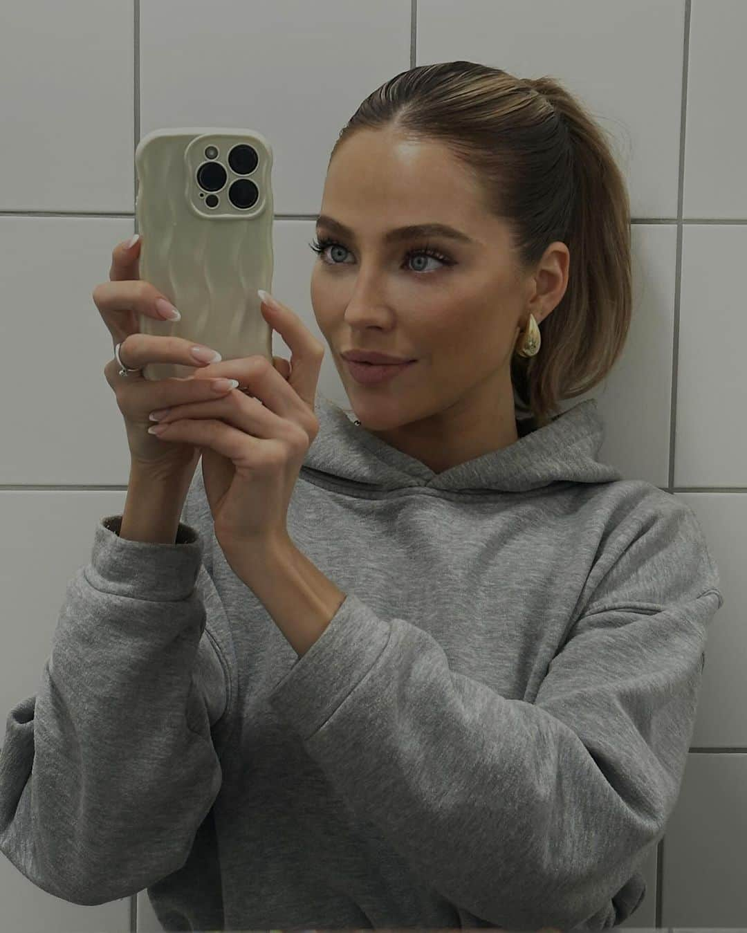 Rahelのインスタグラム：「Mirror, mirror on the wall, who's the selfie queen of them all? 😜🤳👑 #SelfieGameStrong」