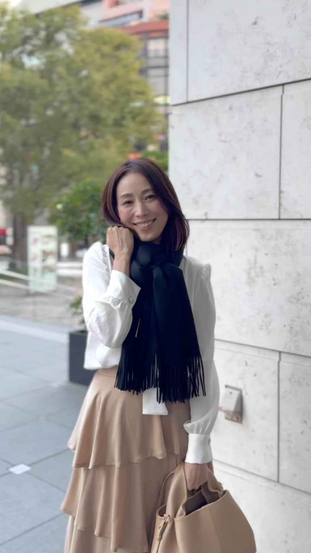 のインスタグラム：「↑51歳 秋コーデ🧣ストール一枚あると便利な季節🍂保存して巻き方見てみてね ブラックストールはダントツ使いやすい🖤  ストール Edward brown ブラウス ZARA バッグ POLENE  51歳 メイクやトレーニングの動画も投稿しています🤎 フォローしてチェックしてね👀 ❤️ @ayako__miyata ←23.2万フォロワーありがとう❤️  #秋コーデ #秋冬コーデ #秋冬ファッション #ストール #ストール巻き方 #ストールコーデ #edwardbrawn #大人ファッション #アラフィフコーデ #アラフィフファッション #アラフォーコーデ #アラフォーファッション #50代ファッション #50代コーデ #40代コーデ #40代ファッション」