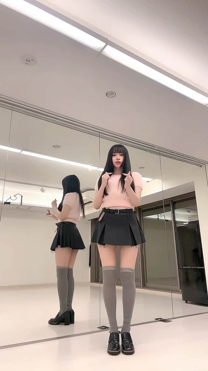 ののこのインスタグラム：「これが絶対領域というものですみなさん🧑‍🏫！ （曲途中でおわっちゃった）」