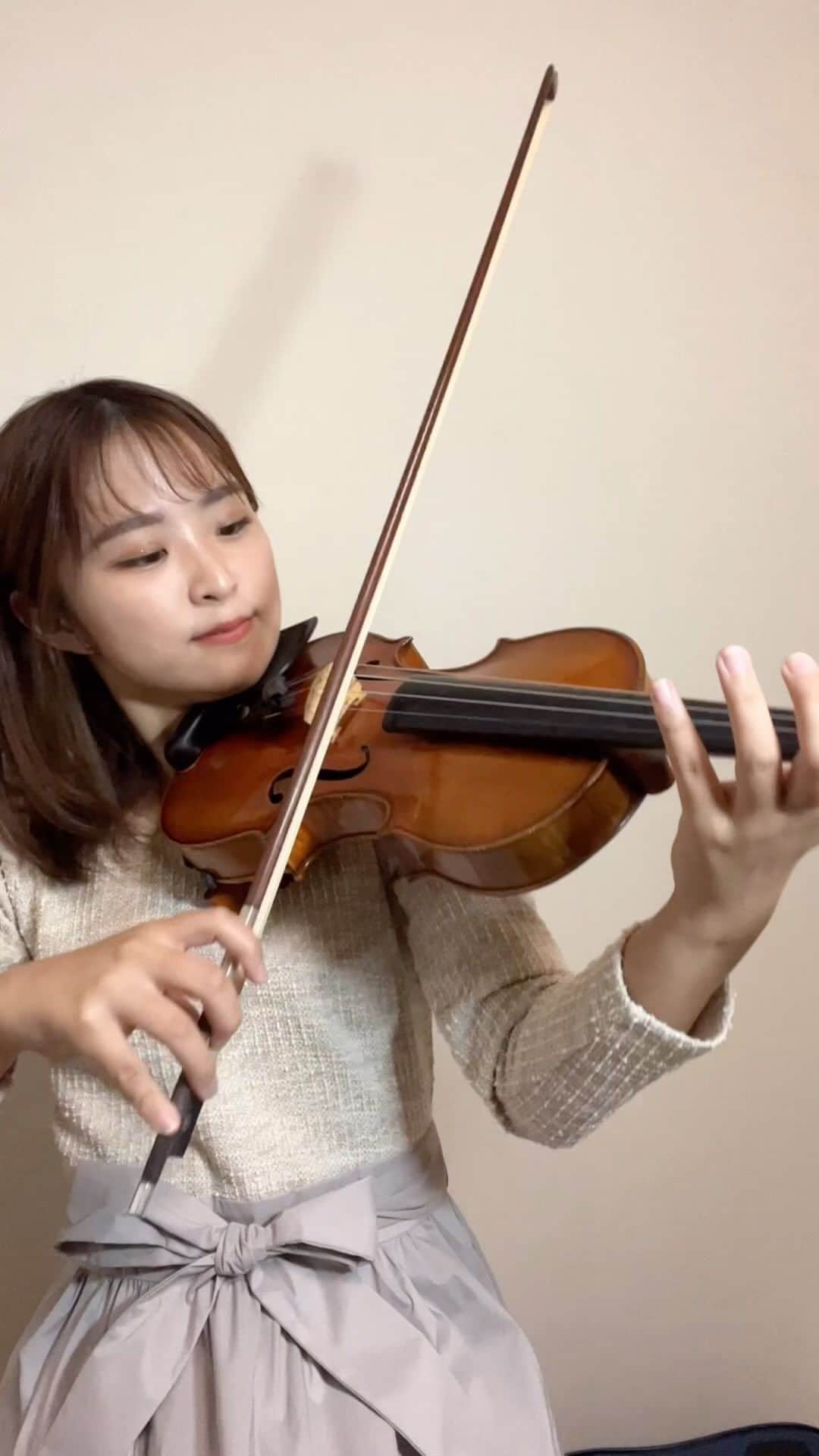 高松あいのインスタグラム：「Vivaldi「Winter」3rd mov. ヴィヴァルディ : 四季より「冬」第3楽章の一番最後！  .  後半チラチラこっち見るのやめて...笑笑  . #ヴァイオリン #バイオリン #ヴァイオリニスト #バイオリニスト #violin #violincover #violinplayer #violinpractice #violinperformance #小堤琴 #violinist」