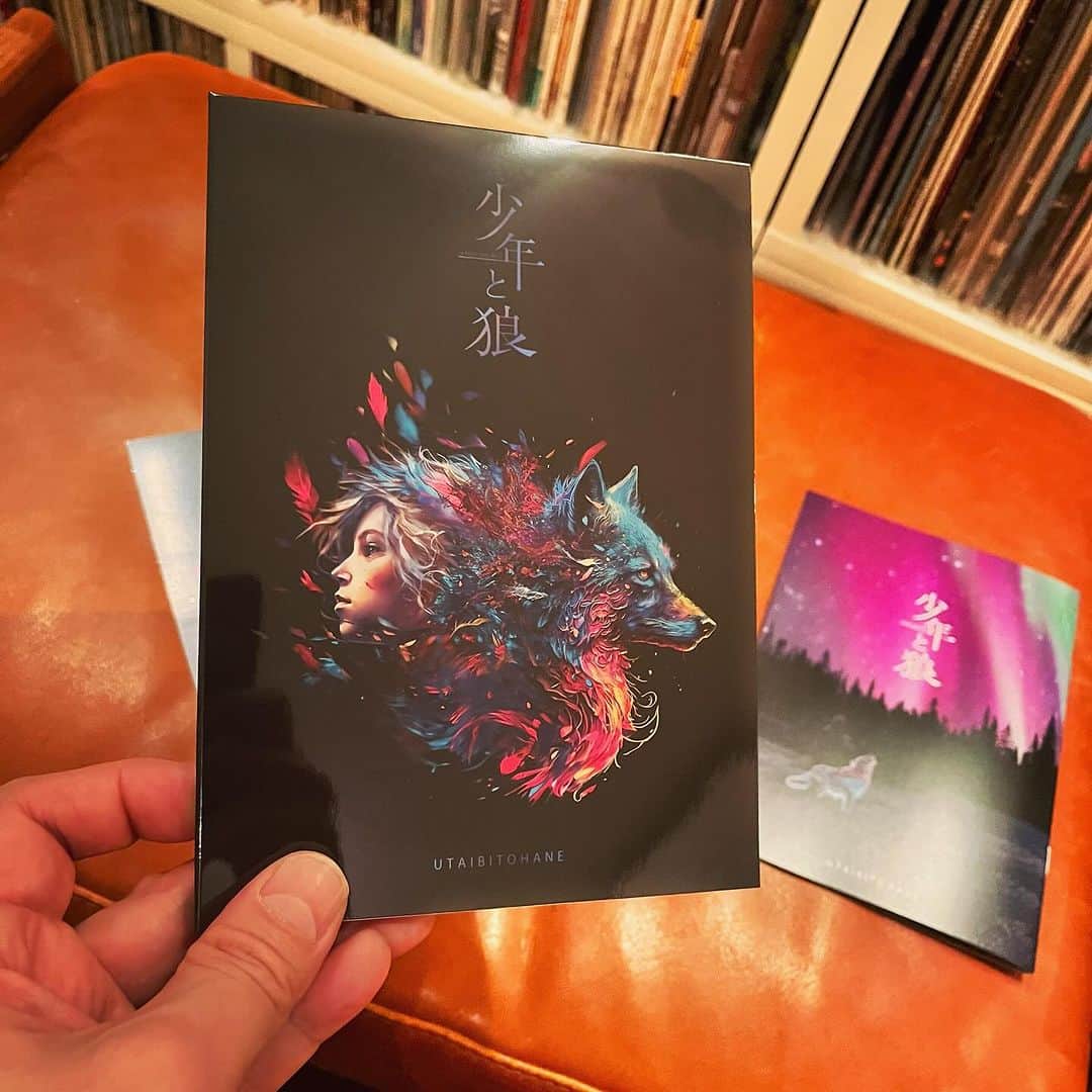 浅田信一のインスタグラム：「「少年と狼」唄人羽  ハネの2人からCDが届いた。 新作は4年振りだそうだ。  片足のない狼と片目のない少年が出会い旅をする全8話のストーリーを題材にした楽曲は、ある意味ロックオペラと言えるかもしれない。路上からスタートした弾き語りデュオって昔は沢山いたけど彼らは独自の道を追求していていいね。完成度も高い。  現在は地元の福岡を拠点に活動を続けている彼ら。このアルバム、配信サイトではベスト10内にくい込む程の健闘をみせているようだ。組織の力を借りずにここまでやれるのは本当にすごい。  余談だけどVo,Gtの哲郎はかつて僕がSMILEでMステに出て歌っているのを観て何かを感じ、音楽の道を志したのだそうだ。本人がそう言ってるから事実だと思うけど、あるいはそこに多少のリップサービスが含まれていたとしても嬉しいじゃないか。  そんな彼らとは12月に浜松で同じイベントに出ます。（写真3枚目）  CDリリースおめでとう。送ってくれてありがとう。より多くの人に届きますように。  #唄人羽 @hane_tetsu」