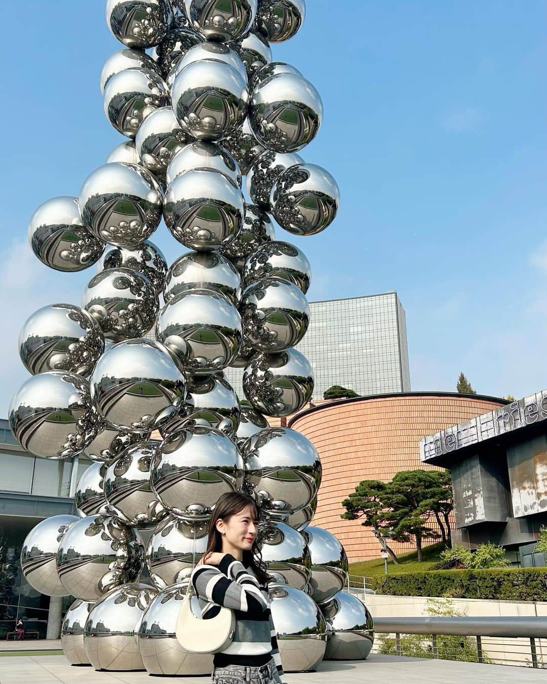 宇内梨沙のインスタグラム：「ソウルにある サムスンの「リウム美術館」  入り口にはアニッシュ・カプーアのオブジェ  建築や展示方法が とても洗練されていてスタイリッシュで それぞれの作品が際立っていました。  古美術の展示エリアも 凝っていて、素敵✨  建築家マリオ・ボッタの 螺旋階段が真っ白で美しいてす🤍  #leeummuseum  #リウム美術館」