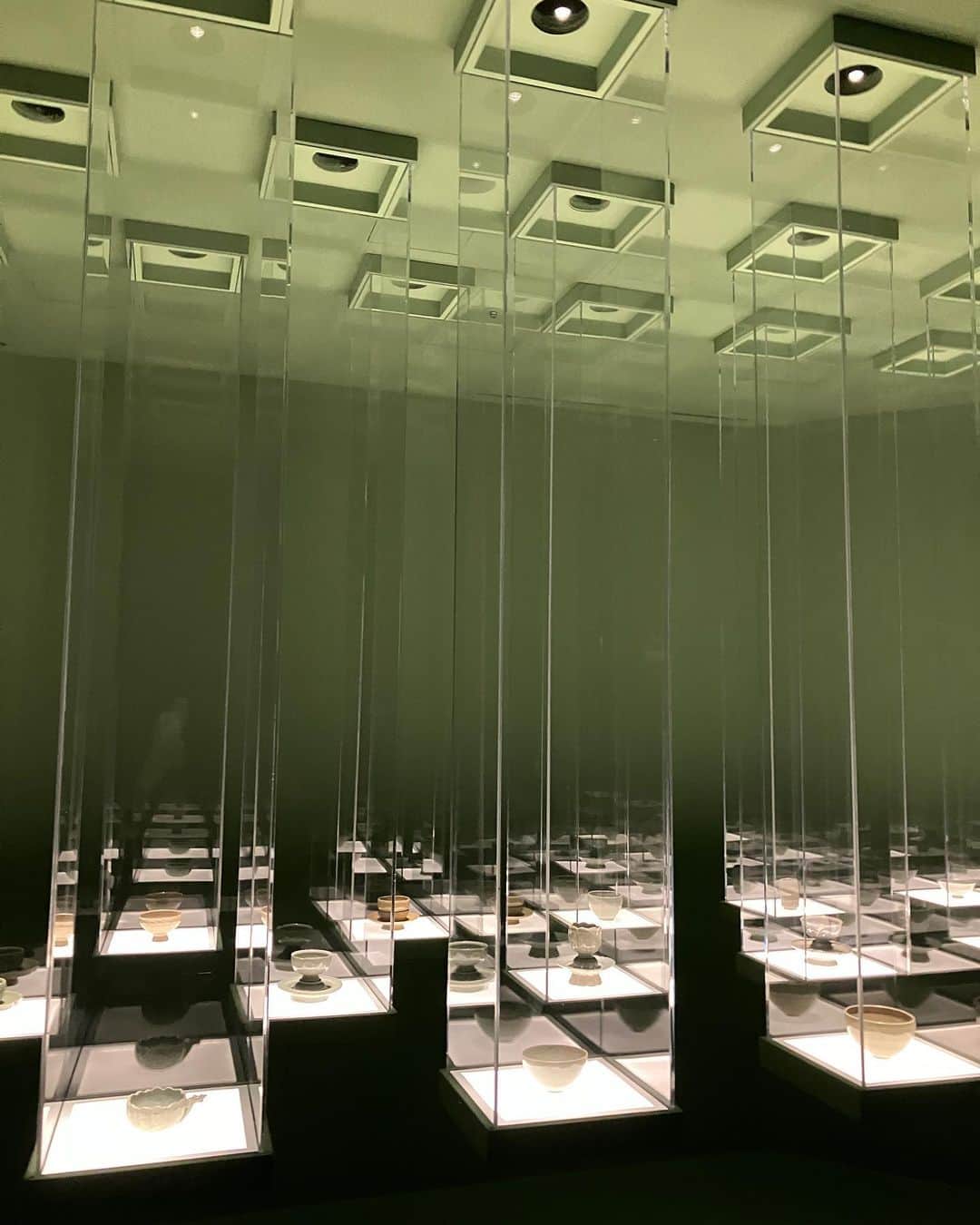 宇内梨沙さんのインスタグラム写真 - (宇内梨沙Instagram)「ソウルにある サムスンの「リウム美術館」  入り口にはアニッシュ・カプーアのオブジェ  建築や展示方法が とても洗練されていてスタイリッシュで それぞれの作品が際立っていました。  古美術の展示エリアも 凝っていて、素敵✨  建築家マリオ・ボッタの 螺旋階段が真っ白で美しいてす🤍  #leeummuseum  #リウム美術館」11月4日 20時17分 - risaunai