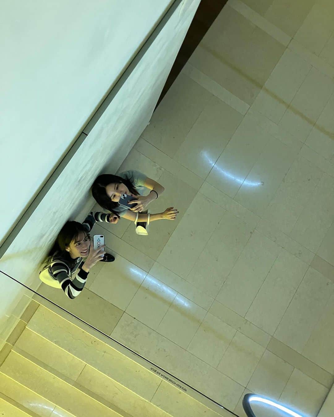宇内梨沙さんのインスタグラム写真 - (宇内梨沙Instagram)「ソウルにある サムスンの「リウム美術館」  入り口にはアニッシュ・カプーアのオブジェ  建築や展示方法が とても洗練されていてスタイリッシュで それぞれの作品が際立っていました。  古美術の展示エリアも 凝っていて、素敵✨  建築家マリオ・ボッタの 螺旋階段が真っ白で美しいてす🤍  #leeummuseum  #リウム美術館」11月4日 20時17分 - risaunai