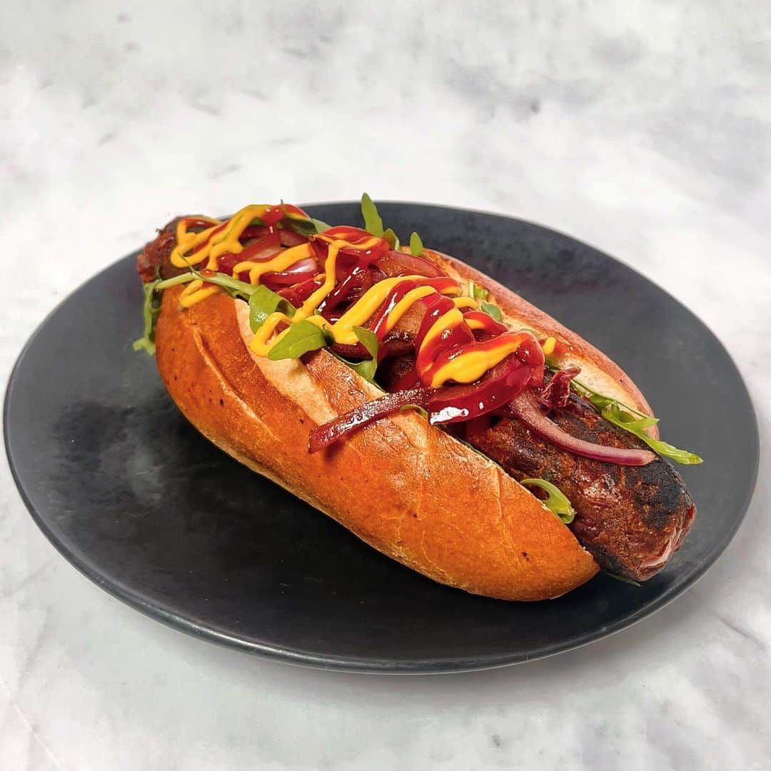 メアリー・マッカートニーのインスタグラム：「Hosting this Bonfire weekend? Get these incredible Smokey dogs on the menu! 🌭🤤 You can find the recipe for Mary’s hotdog alternative over on the BBC Food website.   Helen pairs these with a nice glass of Finest Signargues Côtes-du-Rhône Villages (Tesco, From £7.50) 🍷#saturdaykitchen」