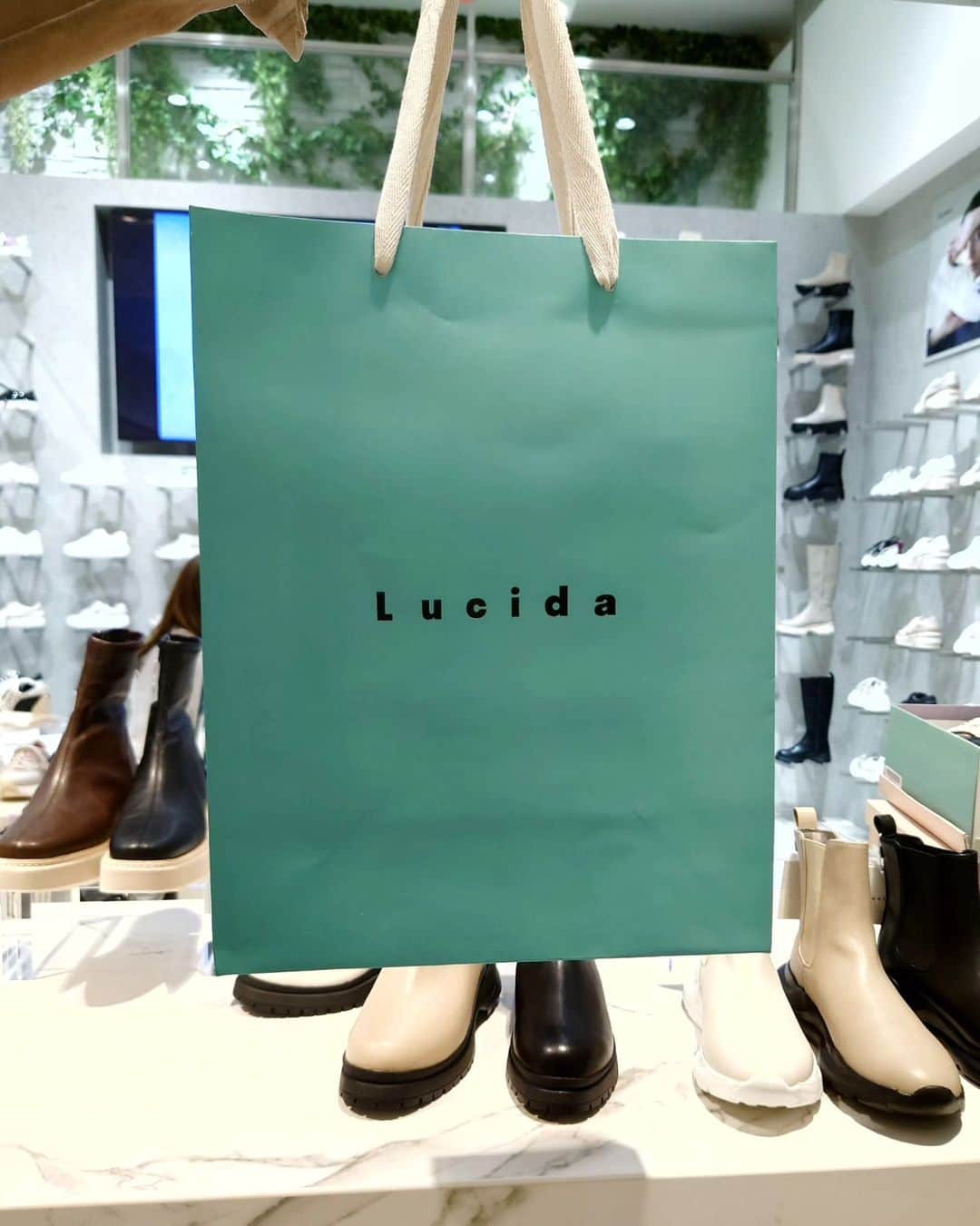 丹遥ニナさんのインスタグラム写真 - (丹遥ニナInstagram)「「PR」(有中文💕)有楽町マルイで開催された 大人の女性の為のスニーカーブランド「Lucida（ルシーダ）」 @lucida_shoes の2024SS collectionの展示会にご招待頂き、お邪魔させて頂きました💋❣️💕 ・ ・ 最近去了东京一家鞋展，这是一家专门生产休闲球鞋的公司。选中了明年出产的一双白色和粉色的球鞋。又在2楼远了一双黑白相间亮闪闪的球鞋！ 哇！太可爱了！走起来好舒服，一点也没有累的感觉。真的好期待预约的那双快点到哦❣️ ・ ・ 見てみて、めちゃくちゃ可愛い靴いっぱいありすぎて、どれにしたほうがいいか分からなくて、かなり迷ったよ〜😅 ・ ・ さすが大人の女性の為のスニーカー、ほとんど厚底タイプで、スタイル良く見える。盛れすぎなく程よい高さで歩きやすい⤴️👌💖 ・ ・ しかも素材もデザインもキラキラありながら、シンプルもあって、全身コーデのワンポイントとしても使えるし、引き締め効果もある！めちゃ悩んだ結果、2枚目と3枚目は来年2月入荷アイテムを予約した❕超楽しみにしてる😚🎉🥳 ・ ・ 2階の実店舗にも可愛い店員さんに案内して頂いて、お邪魔させて頂いた〜これから履ける靴、ロングブーツ、スニーカーなどいっぱいある🩷😃💋 ・ ・ え？どれ？どれ？どれかいい？また店員さんにお願いして、いっぱい試着して、迷いに迷った結果は一枚目の白黒キラキラを選んだよ❕厚底でと〜ても歩きやすくて、軽くて、何よりも私っぽい、最高すぎる⤴️💕❣️ ・ ・ 気になる方は是非 @lucida_shoes 見てみてね、有楽町マルイ2階に実店舗もあるので、実際試着してみたら絶対ファンになる😘📍👌 ・ ・ 素敵なブランドを紹介してくださったANGELAさん @___angela.official___ ありがとうございました💕 ・ ・ #PR #Lucida #lucidashoes #ルシーダ #ルシーダシューズ #有楽町マルイ ・ ・ ★- - -★- - -★- - -★- - -★- - -★- - -★- - -★- - -★- - -★- - -★ ・ ・ Model @minaninamiji   ❥❦❧ 仕事のご連絡はDMで📩 ❧❦❥  🧡 ファッションショー、作品撮影、商品撮影、動画撮影  🧡PR、インフルエンサー 、アンバサダー、通訳、キャスティング  🧡 丹遥ニナNina手書きかわいいニナキャラクターラインスタンプ 発売❗@ninalinestamp から飛べますよ❣️  🧡 個人撮影(有償) ・ ・  #丹遥 #海外华人 #在日中国人 #网红 #上海模特 #中国語通訳 #中国語 #国语 #普通话 #靴コーデ #靴好きな人と繋がりたい #ブーツコーデ #スニーカーコーデ #スニーカー女子 #厚底 #厚底スニーカー #スニーカー好きな人と繋がりたい #靴好き #今日のコーデ #厚底シューズ #大人カジュアル #厚底スニーカ #スニーカーマニア #スニーカー好き」11月4日 20時09分 - minaninamiji