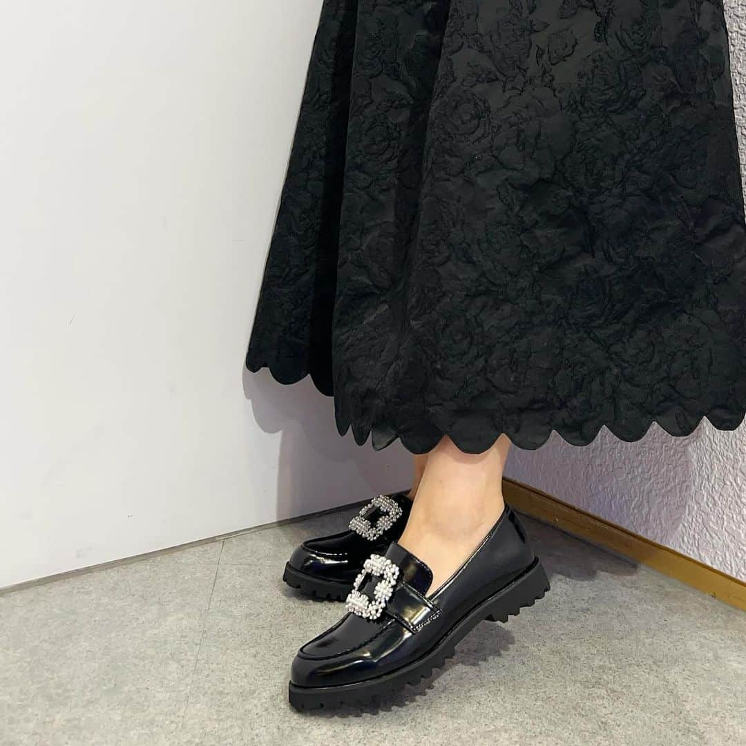 エスペランサ公式さんのインスタグラム写真 - (エスペランサ公式Instagram)「【 2WAY Loafer shoes 】  少し深めでホールド感のある履き心地の シンプルなコインローファー♪  付属で取り外し可能なビジューで全く 違う顔を作れる2way仕様のローファーはコーデにも合わせやすいです！  #エスペランサ  #厚底ローファー #ローファー #ローファー女子 #ローファーパンプス #ローファー好き #厚底シューズ #厚底 #プラットフォームシューズ #プラットフォーム #ローファーシューズ  #ビジューローファー #ビジュー」11月4日 20時12分 - esperanza_official