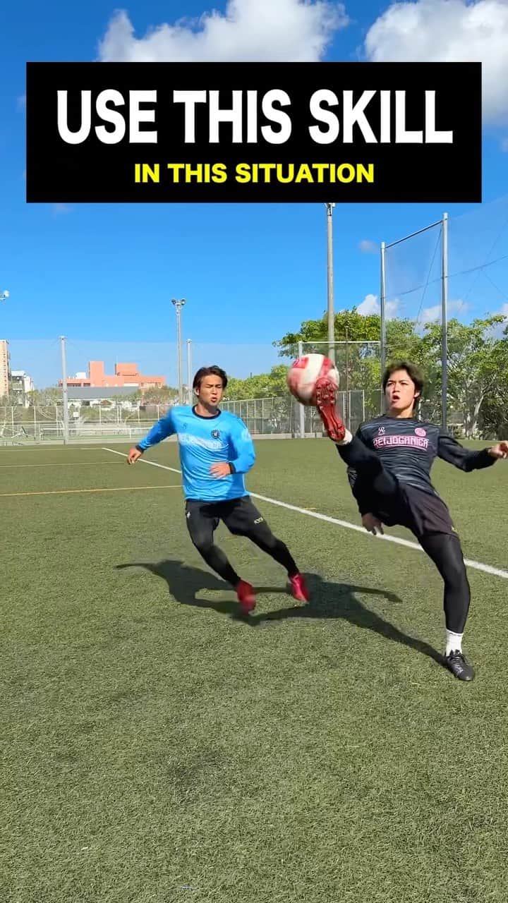 タクヤのインスタグラム：「Good or Bad idea for this skill?😁⚽️ ⁡ こういう場面での一つのアイデア💡参考にしてね！ ⁡ @regate_takuya」