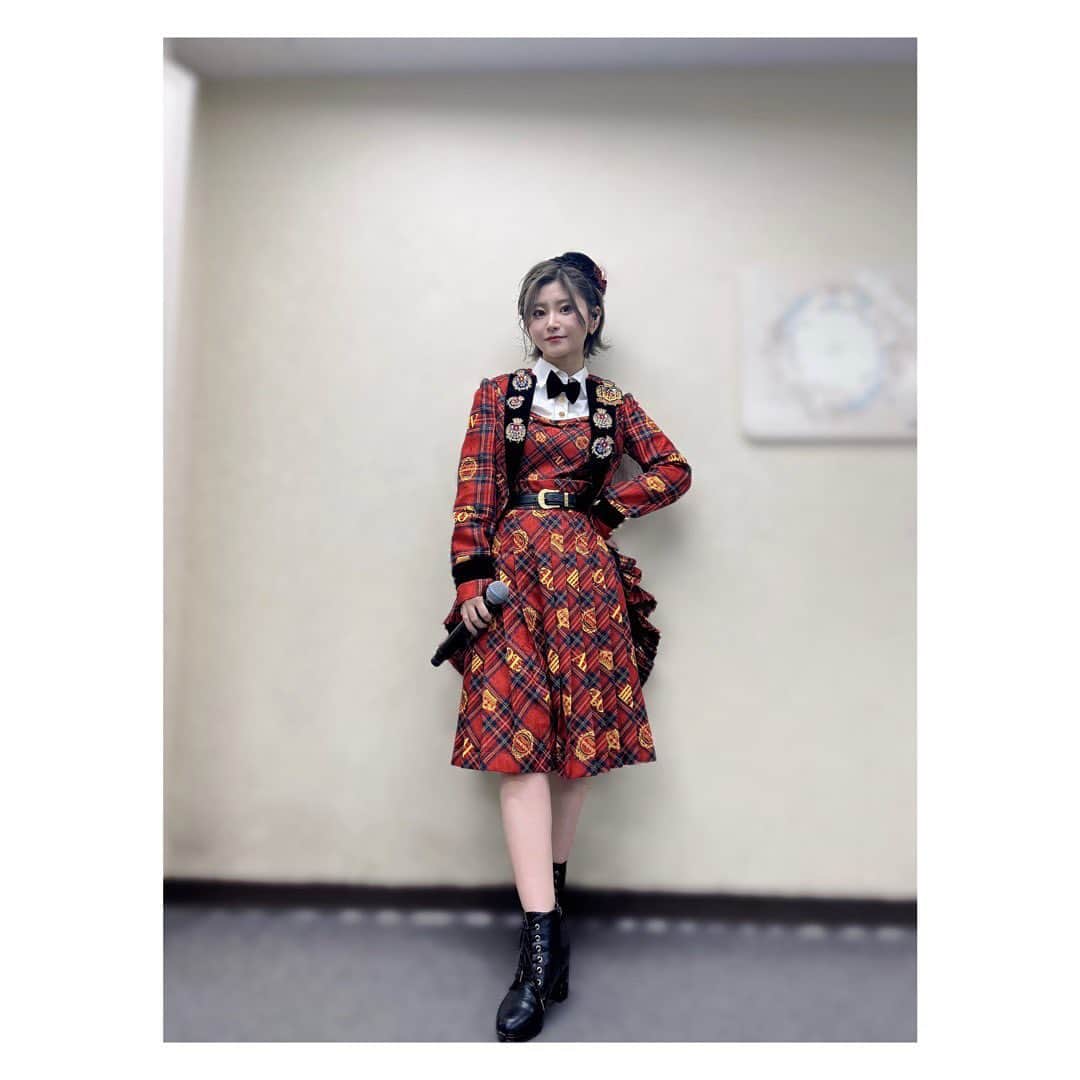 のインスタグラム：「❤️❤️❤️ . .  赤チェックを着るとやっぱり嬉しい気持ちになる😊  実はこちらもパンツスタイルです👍🏻 後ろが長いジャケット衣装って可愛くてかっこいい✨  . . .  #akb48  #日本武道館  #コンサート  #アイドル衣装  #オフショット」