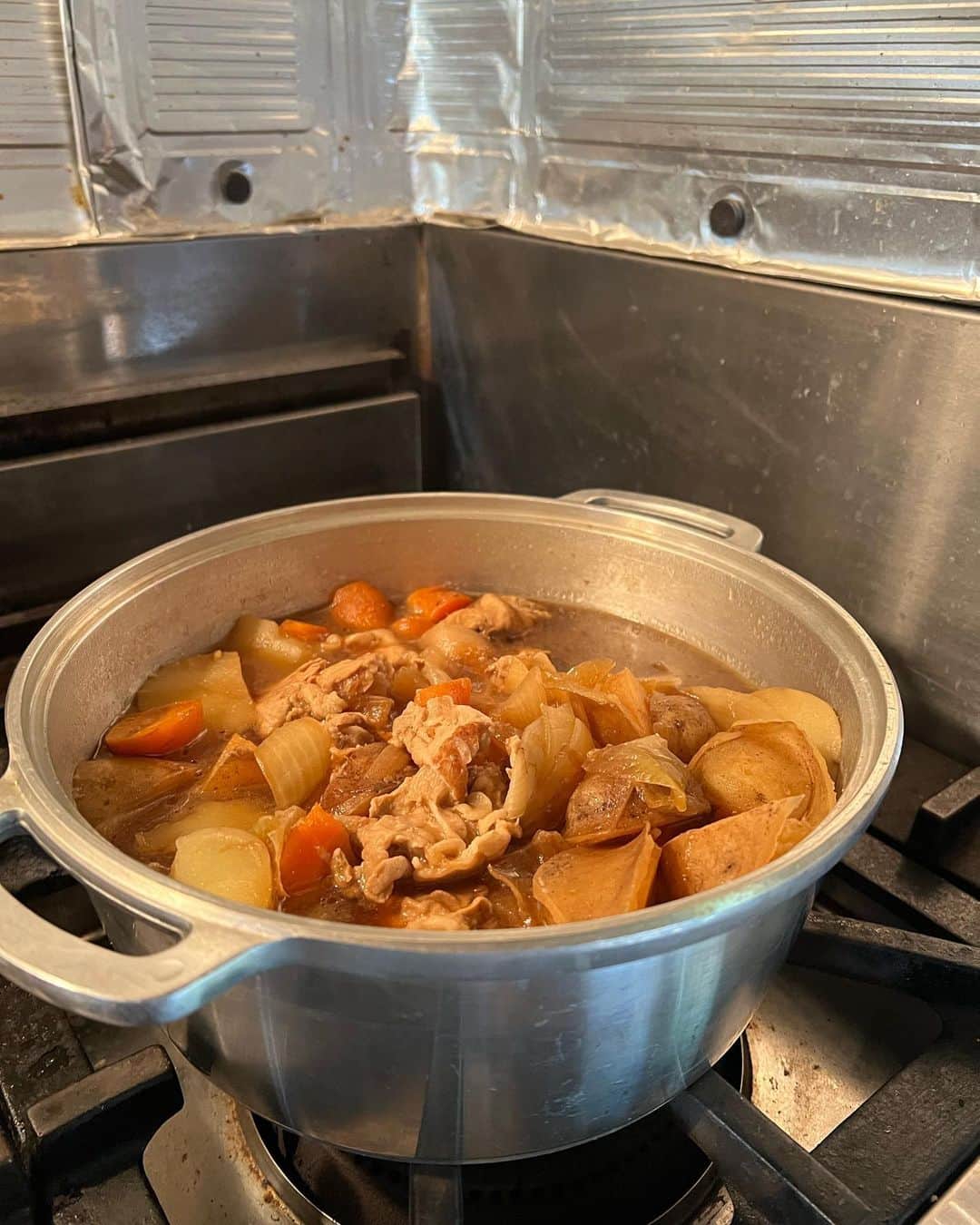 井上咲楽さんのインスタグラム写真 - (井上咲楽Instagram)「大胆な肉じゃがを作りたい！と思って、実家の無水鍋でコトコト煮てみた ...