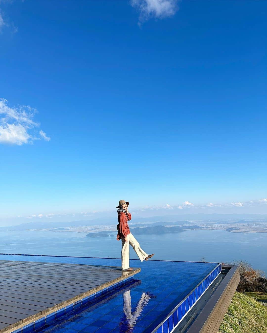 AMIのインスタグラム：「❁.*･ﾟ  空と琵琶湖ブルー💙 晴天で眺めが最高過ぎた！  久々にびわ湖バレイテラスに行って前回行けてない スポットにも行けたから大満足‼️ リフトに乗って更に頂上まで行けて楽しかったなん💕  こういう絶景を見ると地球って美しいっていつも思う🌎  いつか世界一周できる日が来ますように🍀 生きてる内に美しい世界をこの目で見たい あちこちにいっぱい足跡を残したな👣⸒⸒  夢の一つでもあるこの夢が叶いますように🤲 Insha Allah  次回はリールでまとまーす📽  📍 @biwakovalley_biwakoterrace  #滋賀県  Biwako valley terrace  Shiga 💰ロープウェイ 大人¥3500 /Adult   子供¥1500/Child 🅿️¥1000  ∞----------------------------‪𓏲𓎨ෆ ̖́-‬ Biwako itu artinya Danau Biwa,terbesar di jepang Dan tempat wisata ini view biwakonya bagus bgt👍 Bisa naik kreta gantung ke atas ini,dan di atas lagi ada tempat pemandangan dan tempat main" atletis gitu✨ Pokoknya gak rugi kesini. Tapi accessnya perlu mobil,atau bis ya temen"🚗³₃       *☼*―――――*☼*―――――*☼*―――――*☼*――――― #琵琶湖バレイ #びわ湖バレイ #滋賀観光 #おすすめスポット #タビジョ #旅したくなるフォト #絶景スポット #日本の絶景 #青空フォト #インスタ映えスポット #旅行好き女子 #国内旅行好き #アウトドア女子 #お出かけスポット #大人旅 #ムスリム #写真好きな人 #genic_japan #biwakovalley #retrip_nippon #retrip_news #japantravelgallery #biwalake #tabijyo #funtotrip #visitjapan #l4l❤️」