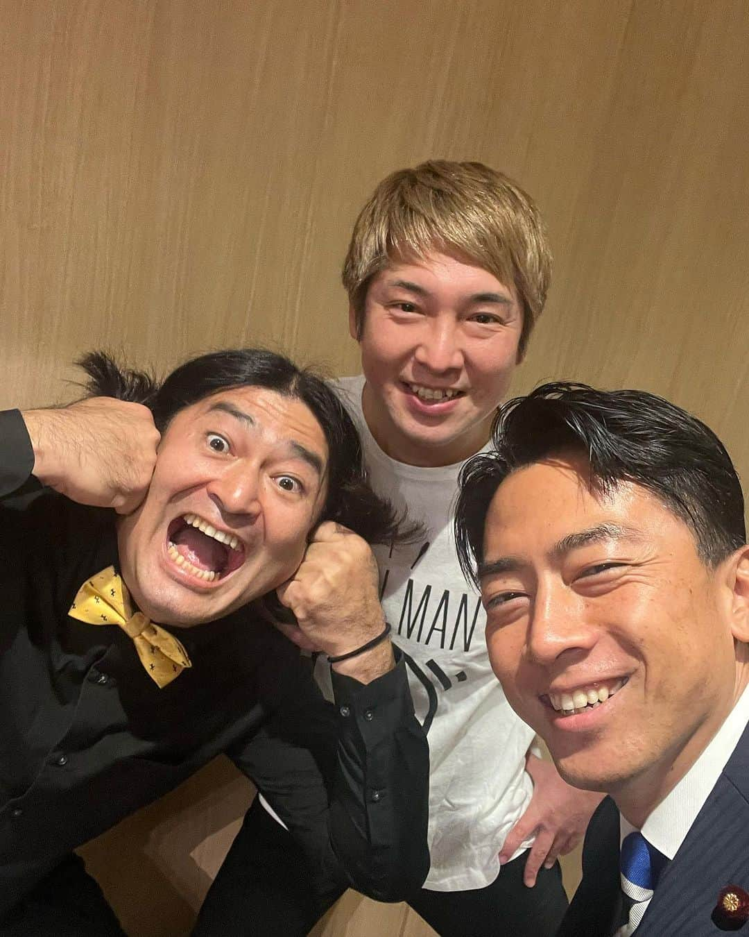 小泉進次郎のインスタグラム：「先週、南魚沼市ゆかりの方々が集まる会でお会いしたハイキングウォーキングのお二人。Q太郎さんが南魚沼市出身だそうです。  今夜はその時に頂いた美味しいお米を頂きました。  南魚沼市は食も人も魅力たっぷり。  雪を活用したまちづくりにも注目です（でも、11月でもこれだけ暑いと心配ですね…）。  #ハイキングウォーキング #南魚沼市 #雪 #米 #こしひかり  #小泉進次郎」