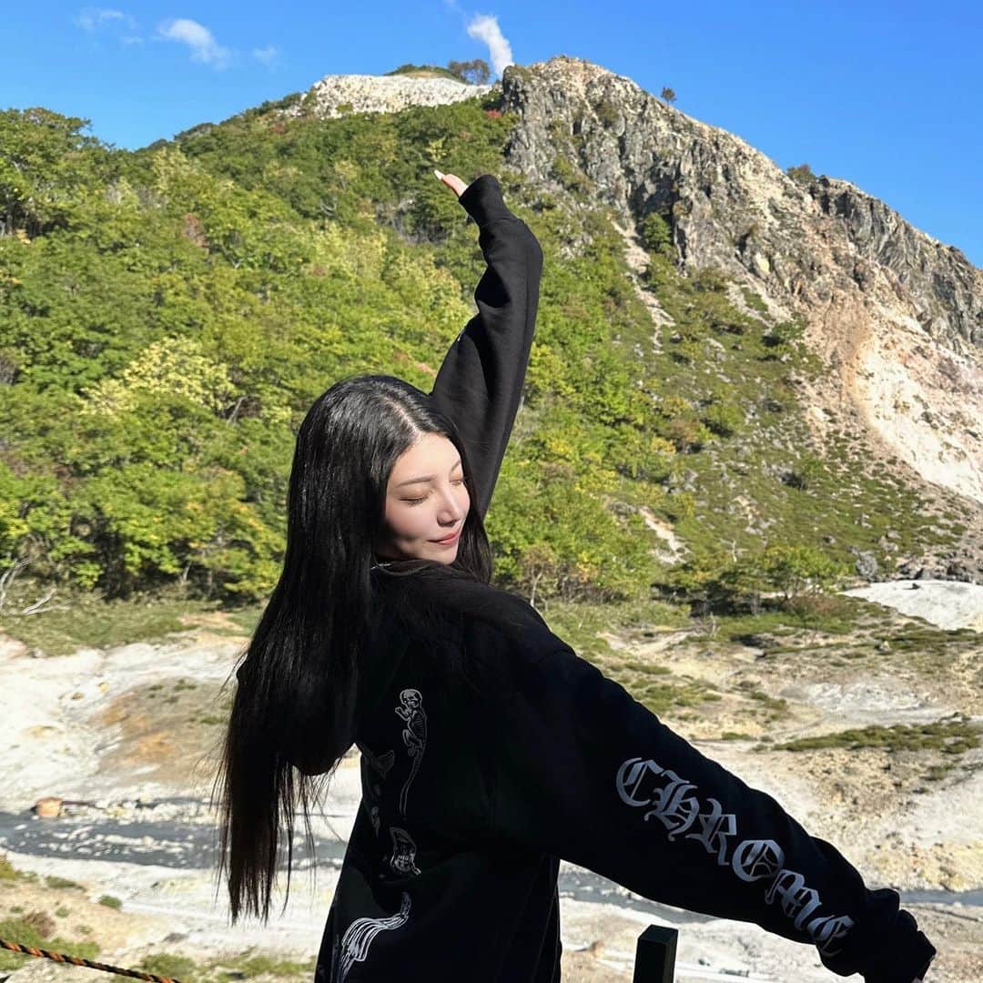サントス飛鳥のインスタグラム：「天然温泉初めて見た♨️  #大湯沼川天然足湯 #北海道」
