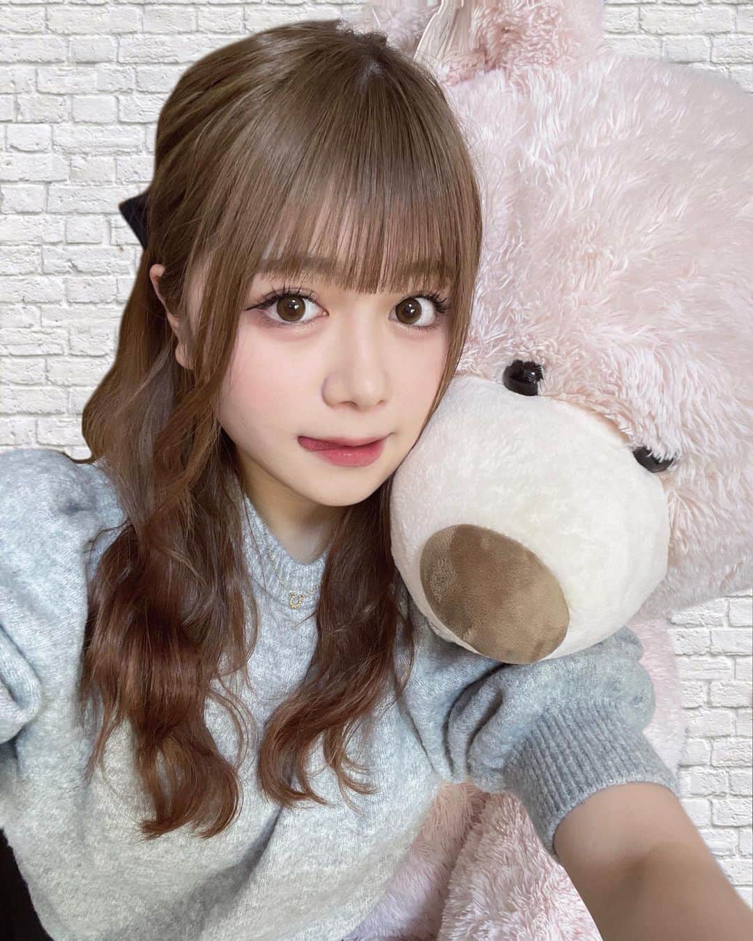 熊谷真里（まりくま）のインスタグラム：「⁡ ⁡ これが俗に言う顎乗せ？？ されてる側だけど🧸 ⁡ ⁡ ⁡ ⁡ ⁡ ⁡ ⁡ ⁡ ⁡ ⁡ ⁡ ⁡ いつもいいね＆コメントありがとうございます🧸🎀 ⁡ ⁡ #まりくま #pop #Popteen #ガーリー #ガーリーコーデ #フレンチガーリー #ガーリーファッション #ガーリーヘア #ミルクティーベージュ #ミルクティー #ミルクティーカラー #instalike」