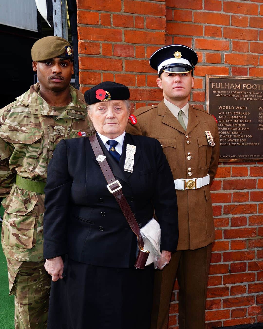 フラムFCのインスタグラム：「A plaque has been installed at Craven Cottage to remember the Fulham players who served their country and sacrificed their lives during the First and Second World Wars. 🤍」