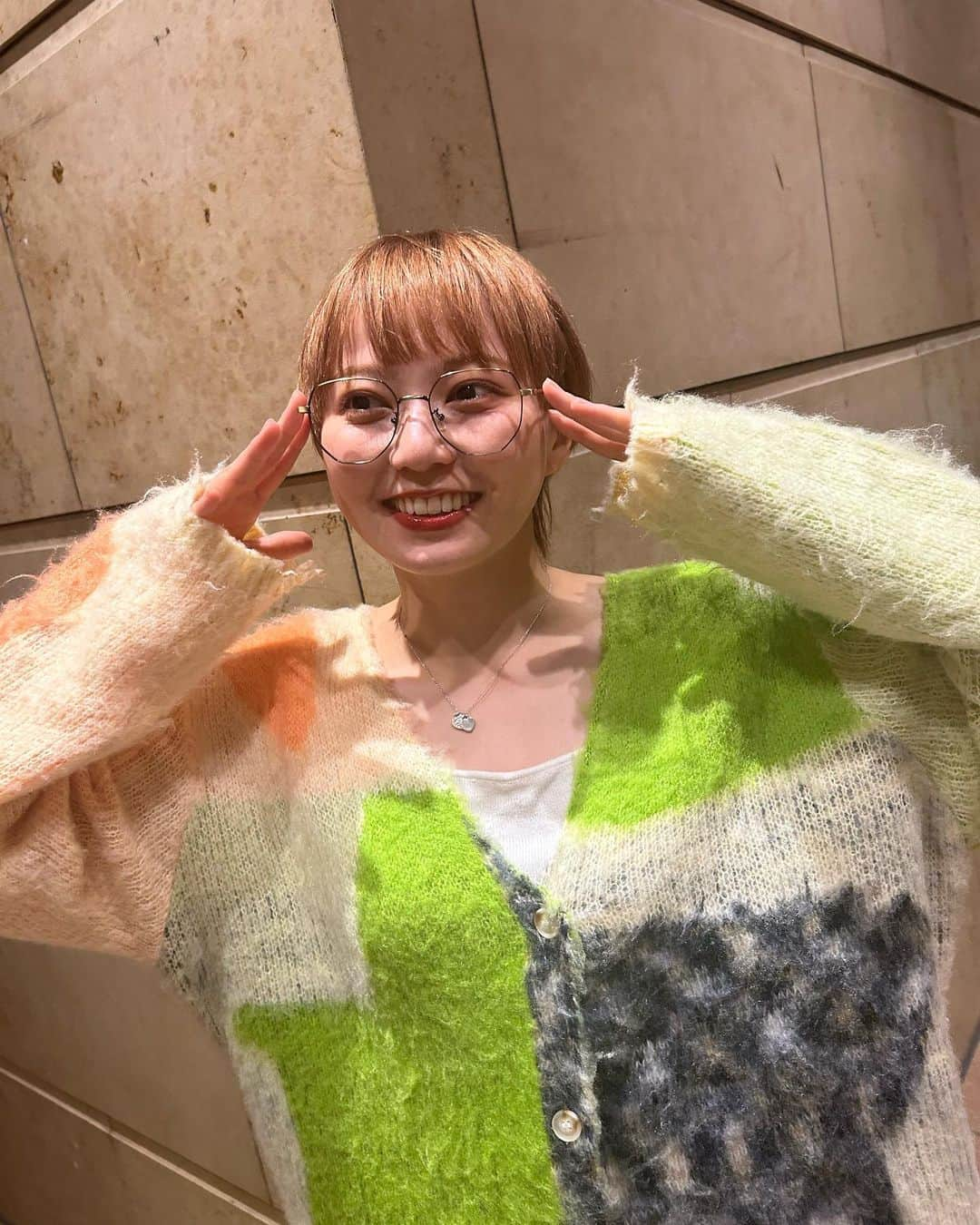 安本彩花さんのインスタグラム写真 - (安本彩花Instagram)「なんやねんメンバーに「ひな祭りカラーだね」って言われたカラフルニット💚🩷  #私立恵比寿中学#エビ中#安本彩花 #丸顔ショートツヤツヤ笑顔担当」11月4日 20時25分 - yasumoto_ayaka_official