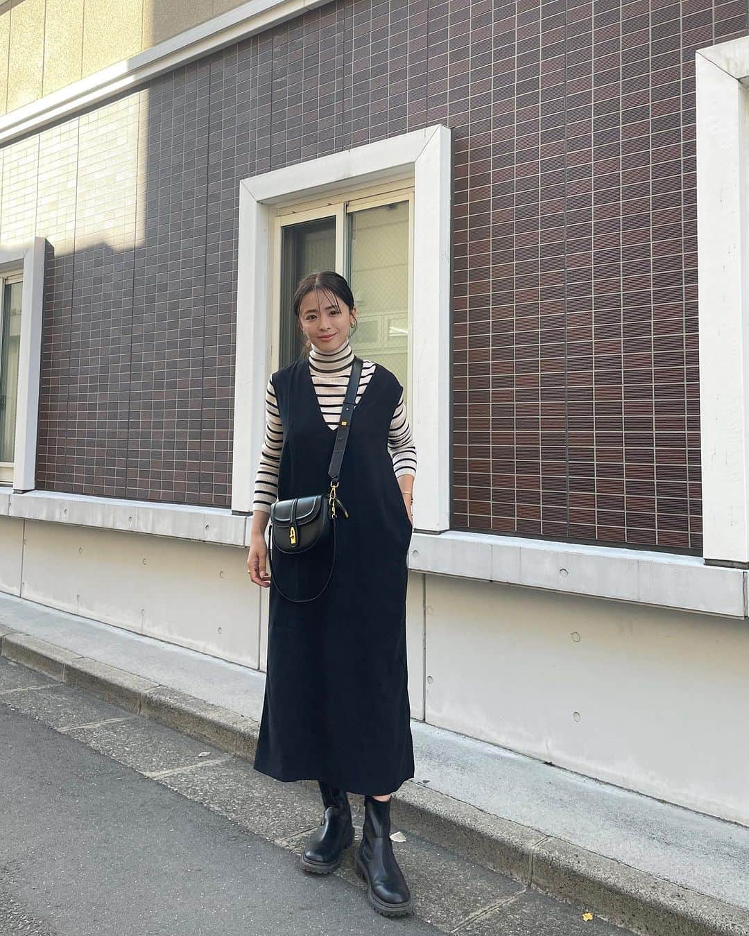 千葉優子さんのインスタグラム写真 - (千葉優子Instagram)「この前家族で散歩がてら ブラブラ買い物した時のお洋服〜😘  onepiece …  @riberry.official  Vネックジャンパースカート  シンプルなIラインのシルエットで 大人可愛くてスタイルも良く見えるわ🎶 起毛素材だけど軽くてさらっと着れる✌︎  インナー変えて着回し楽しもっと🥰  other item knit … @uniqlo_jp  boots … @gu_for_all_   #PR #Riberry#Riberry_snap#リベリー#ゾゾタウン#ZOZOTOWN#ロカリ#locari #mineプチプラ部  #毎日コーデ#ママカジュアル#ootd#ママコーデ#ママファッション#mineby3mootd#アラサーコーデ#きれいめコーデ#大人カジュアル#ルーファ#4yuuu #ponte_fashion#30代ファッション#30代コーデ#きれいめカジュアル#mamagirl#秋冬コーデ#ワンピースコーデ#ユニクロコーデ#ジーユーコーデ #家族でおでかけ」11月4日 20時35分 - yuko_chiba1018