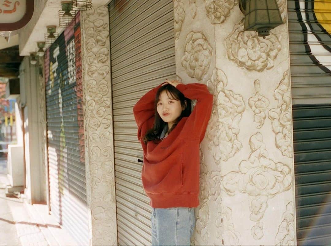 UNAのインスタグラム：「何かありそうな街を歩いて散策するのが割とすき  camera @harunaoi_photo   #film  #filmphotography  #桐ヶ丘中央商店街」