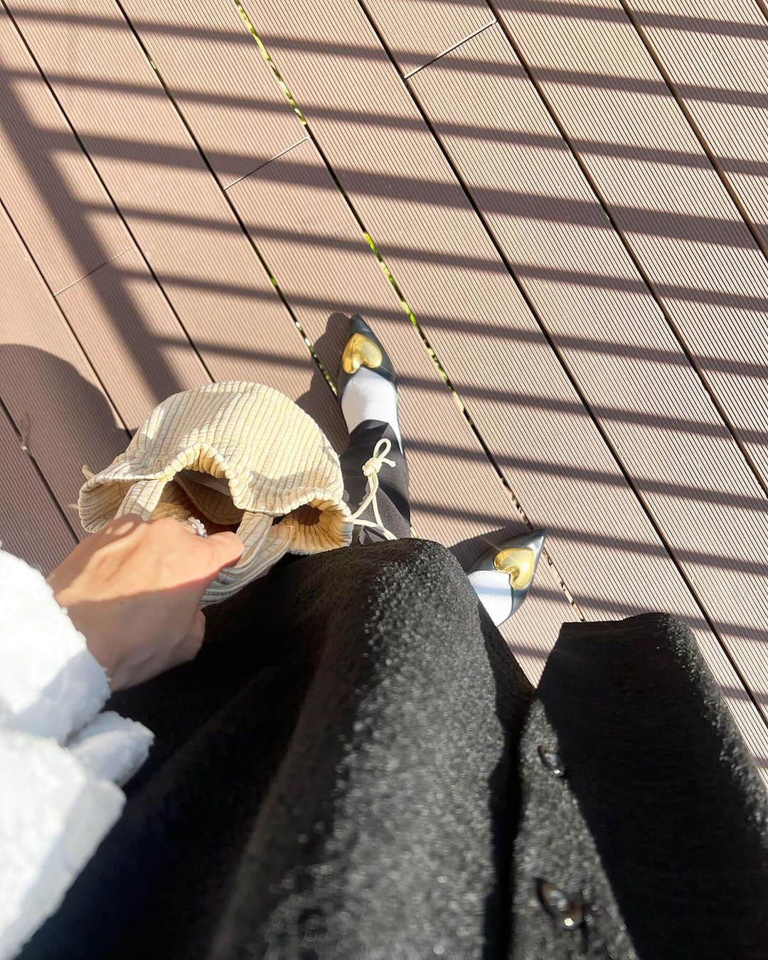 吉田奈央さんのインスタグラム写真 - (吉田奈央Instagram)「箱根に行ってきました♡  モノトーンコーデにヌビの巾着がめちゃくちゃ 相性よかった🥺  私はふらっとに持つのが好きだけど 絞って使うのも見た目がかわいい✨  高さがあるので色々入って 旅行のお供に最高でした♡  久しぶりに旦那にコーデ撮ってもらったん だけど納得いかずイチャモンつけてごめん🤣🤣  @crosscharmr   #PR#crosscharmr#バッグ#バッグコーデ #モノトーンコーデ#30代ママコーデ#旅行コーデ」11月4日 20時28分 - nao70818