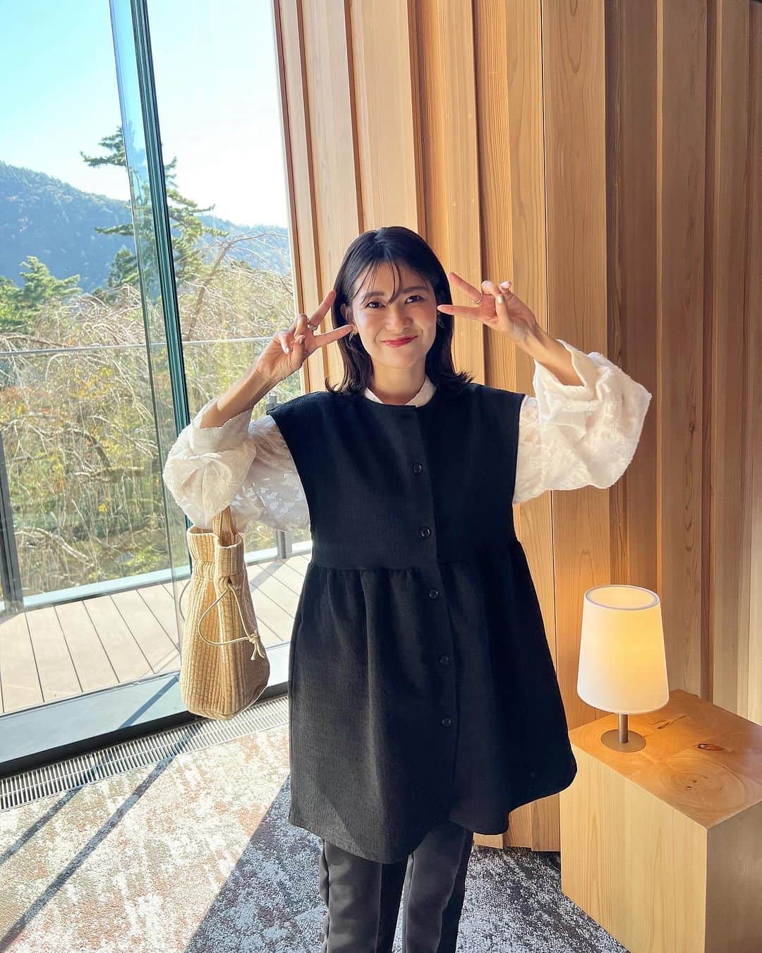吉田奈央のインスタグラム：「箱根に行ってきました♡  モノトーンコーデにヌビの巾着がめちゃくちゃ 相性よかった🥺  私はふらっとに持つのが好きだけど 絞って使うのも見た目がかわいい✨  高さがあるので色々入って 旅行のお供に最高でした♡  久しぶりに旦那にコーデ撮ってもらったん だけど納得いかずイチャモンつけてごめん🤣🤣  @crosscharmr   #PR#crosscharmr#バッグ#バッグコーデ #モノトーンコーデ#30代ママコーデ#旅行コーデ」