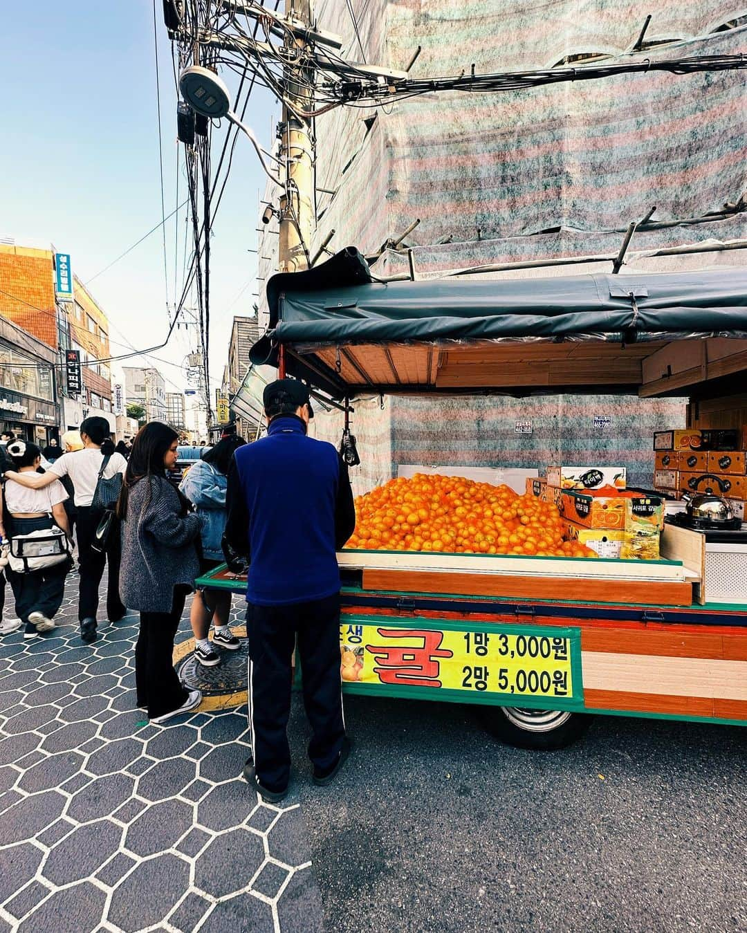 石川涼さんのインスタグラム写真 - (石川涼Instagram)「約15年ぶりに韓国🇰🇷へ。2004にスタートしたVANQUISHは立ち上がりから数年間、全て韓国生産をしていたので毎週韓国に行っていた。そんな僕が覚えていた韓国よりも遥かに進化していました。街を走る車はボロボロの車しか走っていなかったのに電気自動車に様変わり、人々の活気や売り方まで東京よりエネルギーを感じた。いや、これはもはや“韓国が”ではなく“日本だけが”世界に置いて行かれている感じ。韓国に出店するならソンス一択かな。ジャカルタ→韓国が終わって年内落ち着いたのかと思ったら、来週は @fr2ume の初海外店舗香港店がオープンするので香港に行きます。」11月4日 20時29分 - vanquishceo