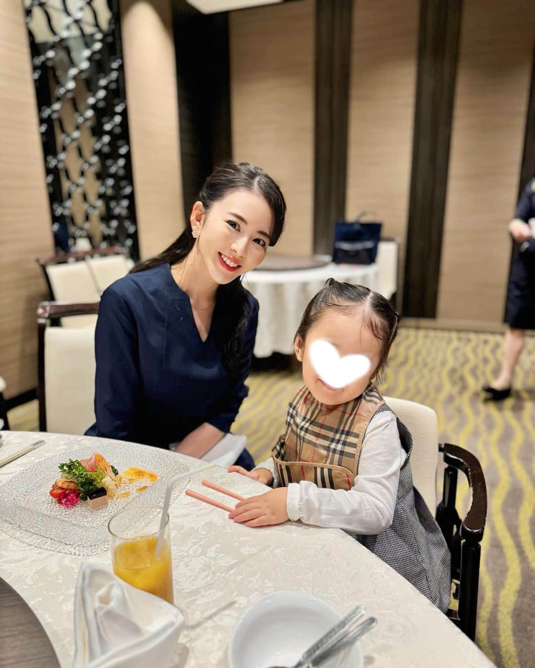 Nahoのインスタグラム：「* 子ども同士が同い年メンバーで💐  子供たちも一緒に集まるのは2年ぶり。 成長した皆に会えて 親戚のおばさん気分でした🌸  目黒の銀座アスターの個室は 習い事のママ友さん達とよく使っていた場所。  広くておすすめです☺️  @shizuka.namba ちゃん企画ありがとう✨  #令和2年生まれ組 #子連れランチ #個室ランチ #ママ会ランチ」