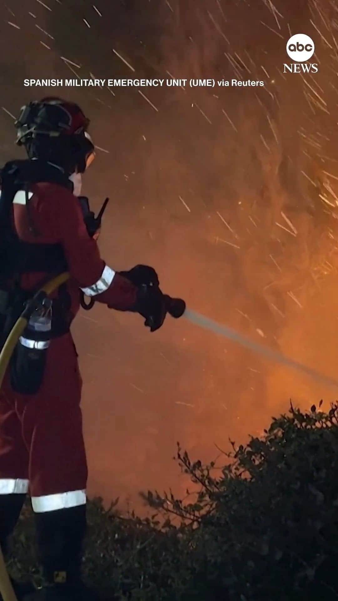 ABC Newsのインスタグラム：「Firefighters in eastern Spain battle a wildfire abetted by winds from Storm Ciarán. More than 800 people have had to evacuate their homes, officials say.  Spain has been suffering a drought for the past two years, intensified by climate change.  Tap link in bio for more.」