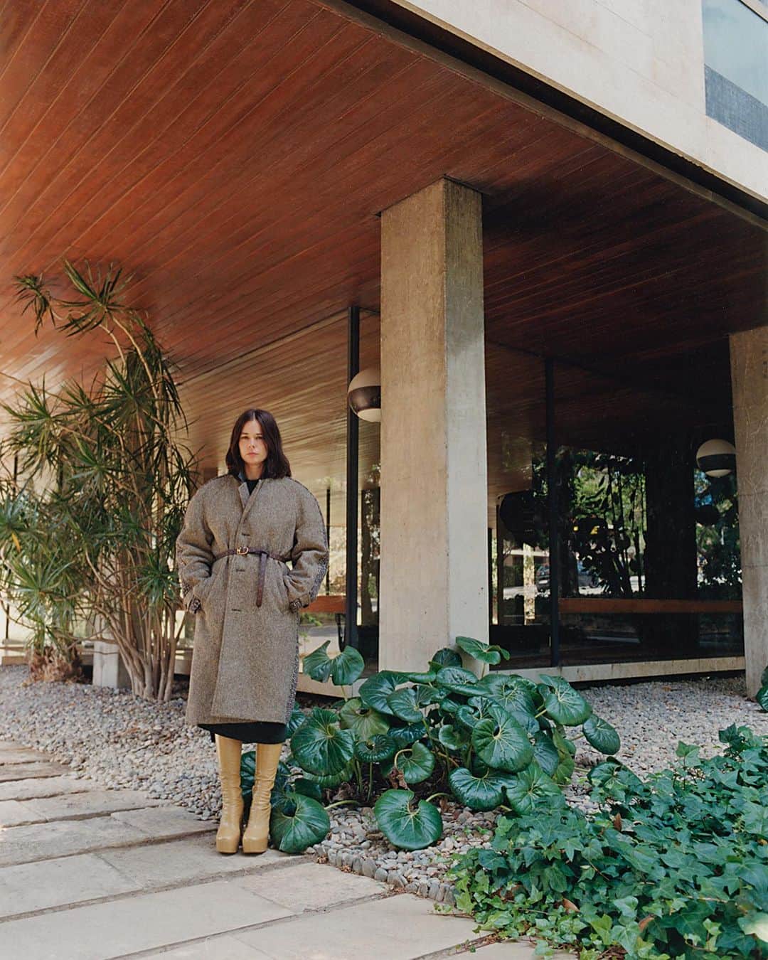 Vogue Españaのインスタグラム：「Profundamente pragmática, enormemente tranquila, la actriz @laiacosta_ protagoniza 'Un amor' a las órdenes de @isabel.coixet. En #VogueNoviembre, hablamos con la intérprete sobre su estelar (y no buscada) carrera en la actuación y sus próximos pasos. {Puedes leer la entrevista completa en el link de la bio} ▪️Fotografía: @bertapfirsich y fotogramas de 'Un amor' ▪️Texto: @albertosisi」