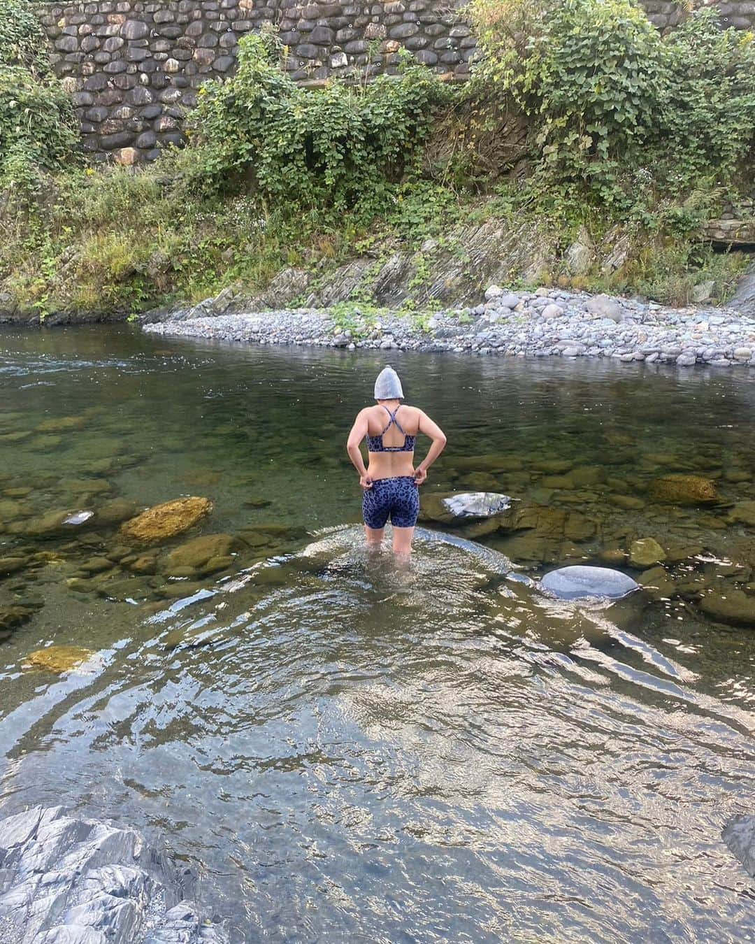 桐明輝子のインスタグラム：「，  国体後に、心身の疲れを癒しに🌿❤︎  一カ月ちょっと前から予約して、念願の八女茶ウナ ＊ ＊ ＊ 薪でばちばちのテントサウナに、クールダウンには 目の前の自然な川。 時期も自然サウナにぴったりで、最高に整いすぎた🥴 ＊ ＊ ＊ ＊ 煙突の煙の出方がうちらだけやばかった笑 他の人の倍くらい燃やしてた。きっと。笑 途中でお兄さんがロウリュウしに来てくれるし、 八女茶の茶葉を使ってくれた🍵🍃 ＊ ＊ ＊ ＊ サウナ前には近くの、奥八女いろり処、“にわのとり” とゆうところへ😌 ＊ ＊ 全部新鮮で身もぶりぶりしてて、 最高に美味しかったです🙏 ＊ ＊ このお店の下にも、チャウナってゆうサウナがあったから、ここはもしいけたら年末か年始に行きたいな😇 それまでまた頑張るぞ〜‼︎  まだまだ奥深い八女。 行けてないところ全部行けたら良いな💭  #福岡 #八女市 #八女市グルメ #八女市ランチ #上陽町  #八女の森 #奥八女 #奥八女いろり処 #にわのとり #庭の鳥 #からの  #八女茶ウナ #サウナ #テントサウナ #自然サウナ  #テントサウナと川 #テントサウナでととのう #薪 #薪ストーブ #ロウリュウ #ロウリュウサウナ #ロウリュウサービス #汗だく #ととのいスポット #ととのいました  #からの #オロポ #おきまり #さいくぅ #💫💫💫」