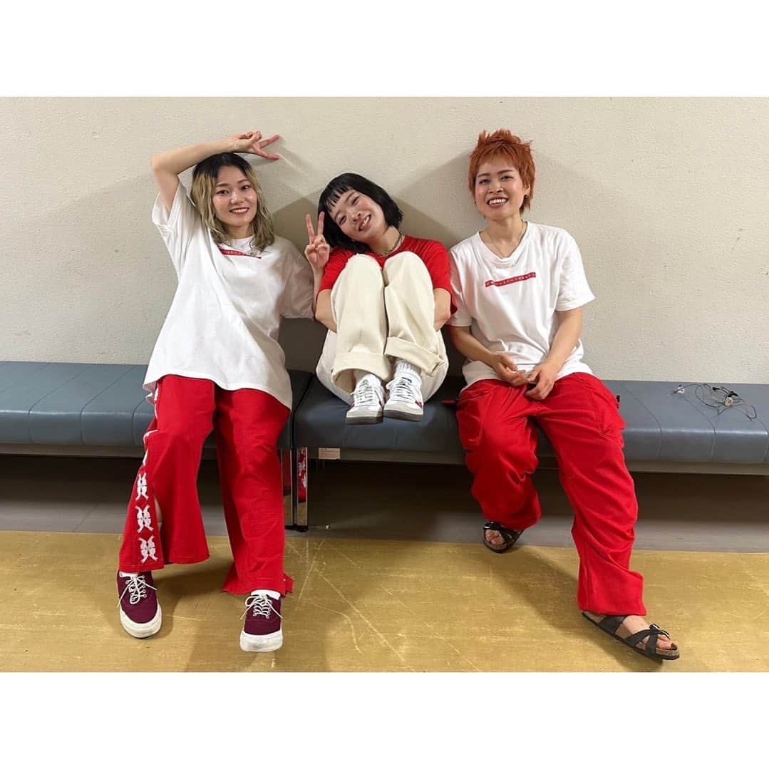 SHISHAMOのインスタグラム：「👏🔴「恋を知っているすべてのあなたへ」ツアーファイナル🔴👏  SHISHAMO 10th Anniversary Tour 「恋を知っているすべてのあなたへ」 11/4(土)@新潟テルサ公演  本日ツアーファイナルでした🎸 全国各地お越しくださった皆様、 本当にありがとうございました🐟!!!  #shishamo」