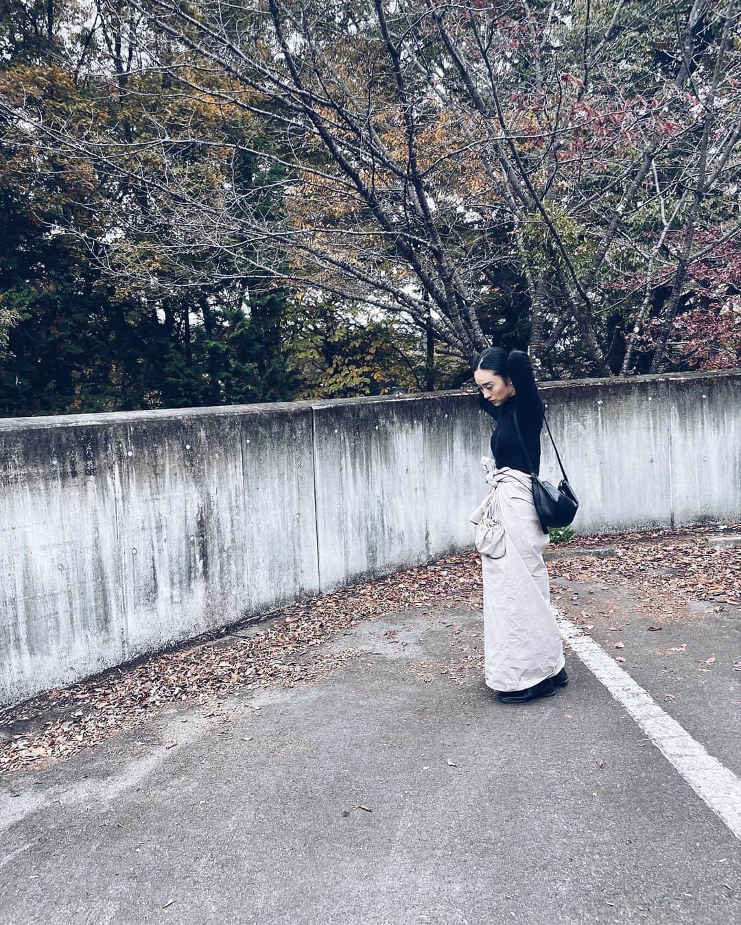 長屋なぎさのインスタグラム：「群馬旅2日目. メインはBBQ！  寒暖差があるという情報だったので暑さ調節できるよう alunaのzip one-pieceで。 ちょっと暑いな〜と感じたら上半身脱いでウエスト部分で縛ってスカート風に。 肌寒いなと感じたらzipを上まで閉めて防寒対策。 ママたちに褒められたワンピース。 嬉しい✌️  topsはPALMの新作でカップ付きのタートル。 フリマの日も着ていたけど 使えすぎて買い足したいと思っている。 とってもおすすめです。  tops: @palm_innerwear  one-piece: @aluna.jp.official  shoes: @shisei_shoes」