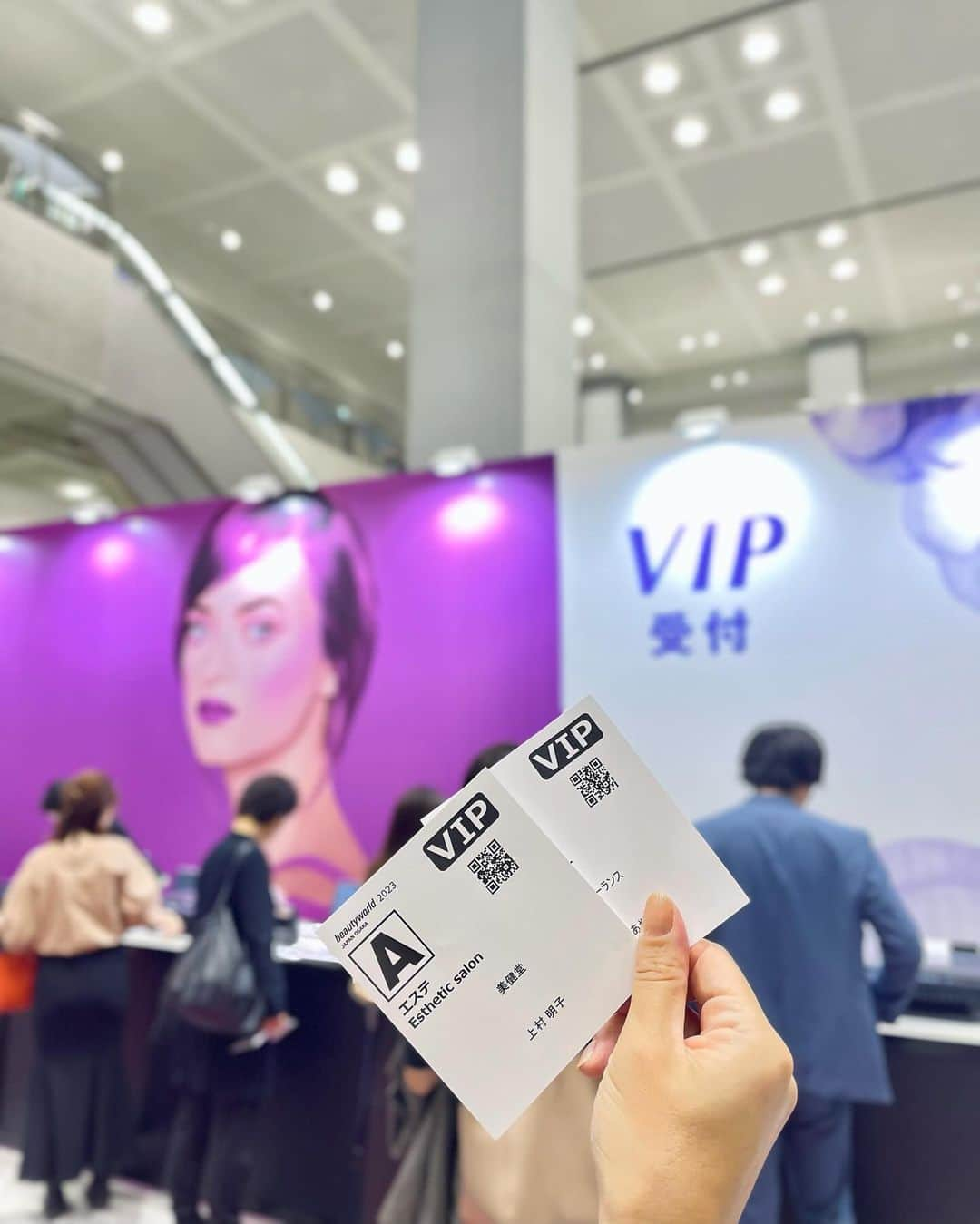 彩耶さんのインスタグラム写真 - (彩耶Instagram)「✳︎ パリへ発つ✈️ 直前に伺ったので 投稿遅くなっちゃいました💦  一 𝒃𝒆𝒂𝒖𝒕𝒚𝒘𝒐𝒓𝒍𝒅 𝑱𝑨𝑷𝑨𝑵 𝐎𝐒𝐀𝐊𝐀 𝟮𝟬𝟮𝟯 一  ✨ビューティーワールドジャパン大阪✨  イメージモデルとして 長年起用して頂いています 《 化粧品メーカー 》 𝘽𝙄𝙅𝙐𝙍𝙊𝙏𝙀🌹さんが出店！  @akiko.u1102 ちゃんと初日に行って来たよ〜💨  ⠀⠀⠀ ⠀⠀ ⠀⠀⠀ ⠀⠀ 東京に引き続き、大阪会場のブースでも 壁面デザインに私がたくさんっ！嬉しいなぁ✨ その前でいっぱいお写真撮っちゃいました🤭💕  ビジュローテさんのブースはたくさんの人で賑わっていて、私まで嬉しかったです🥰  ローズハニー🍯に興味を持ってらっしゃる方が多かったような… 腸活・温活・免疫力アップなど、女性に嬉しい効能がたくさんですからね🧡  たくさんのオススメ商品がありますが、その中でも私の今のお気に入りは😍 私自身も使い始めてからお肌の弾力が格段変わったなぁって実感している " バロンローズエクストラオイル "🌹 ほんとめちゃめちゃオススメですっ🤗💕  原料メーカーだからこその信頼感〜☺️ そしてすべてが安心の 𝕞𝕒𝕕𝕖 𝕚𝕟 𝕛𝕒𝕡𝕒𝕟 🇯🇵  私自身、ビジュローテのスキンケア製品やヘアケア製品 など… もう7年以上愛用しています♡  ご興味ある方は見てみてね @bijurote 🌹   ༶༶༶༶༶༶༶༶༶༶༶༶༶༶༶༶༶༶༶༶༶༶༶༶༶༶༶༶༶༶༶༶༶༶༶༶༶༶  @beautyworldjapanofficial  #ビューティーワールドジャパン #beautyworldjapan #bijurote #ビジュローテ #madeinjapan #耳エステ #ザローズハニー #バロンローズエクストラオイル #リジェネレーティング #エレクトステム #キッスイソープ #キッスイコラーゲン #アクティブDマスク #医王石クレイマスク #ボタニカルセラム #エステサロン #esthetician #ダマスクローズ #プロテオグリカン #シンデレラ乳酸菌 #フェイシャルエステ #ダイエット #免疫力 #腸活 #温活 #睡眠改善」11月4日 20時37分 - 3aya11