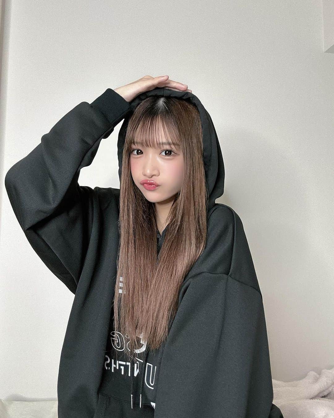 らなのインスタグラム：「ロング復活だよ！😼🫶🏻  最近パーカーハマってるかも？ @epicks.official  今着てるパーカーは↑のだよ！ ZOZOで販売してるからみてみて！！🩶  #EPICKS #エピックス」