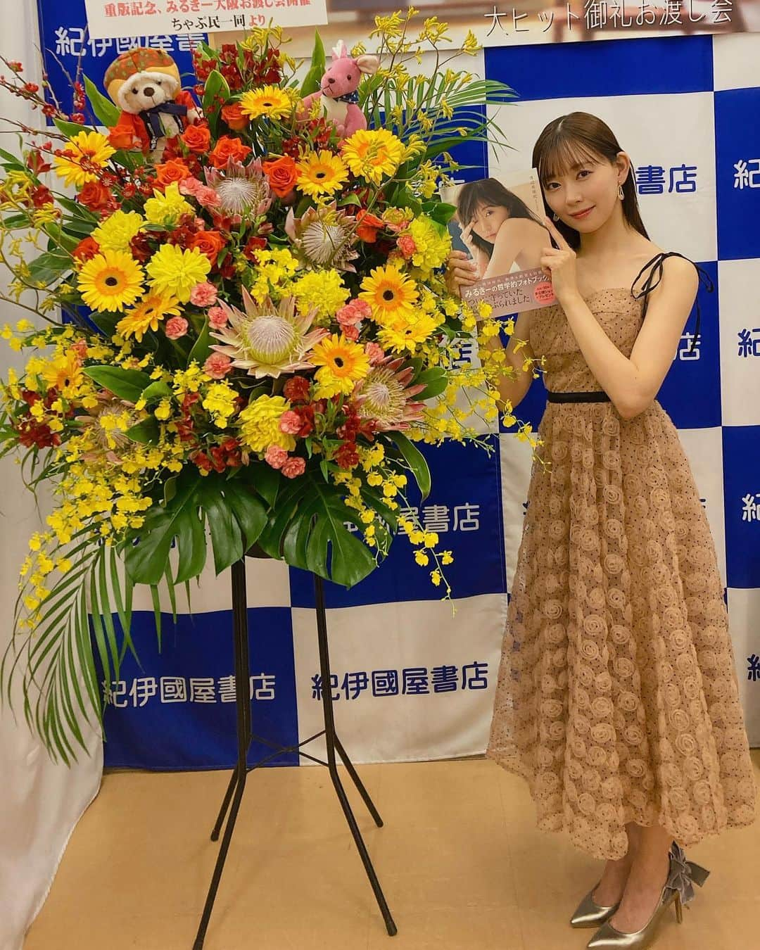 美人百花さんのインスタグラム写真 - (美人百花Instagram)「本日、『渡辺美優紀フォトブック　だっぴ』重版御礼記念のお渡し会を大阪で行いました✨  阪神vsオリックスの日本シリーズも熱い戦いならば、みるきーのお渡し会も熱かった🔥  たくさんのちゃぷ民の方はもちろん、今回がイベント初参戦という方も多く駆けつけてくださり、会場の紀伊國屋書店　グランフロント大阪店は熱気ムンムン、みるきーの色気もムンムンでございました💕  念願だった、大阪でのイベントができてよかった㊗️  今日お越しいただいた皆様、また素敵すぎるお花を送っていただいたちゃぷ民の皆様、本当にありがとうございます🙌🏻😭　  鼻血ブーの人が続出の『渡辺美優紀フォトブック　だっぴ』は絶賛発売中でございます🐨🇬🇧  #渡辺美優紀 #美人百花 #渡辺美優紀フォトブックだっぴ #だっぴ #お渡し会 #渡辺美優紀in大阪 #紀伊國屋書店グランフロント大阪店 #紀伊國屋書店 #ちゃぷ民 #muu #Diana #grossejapan」11月4日 20時39分 - bijinhyakka