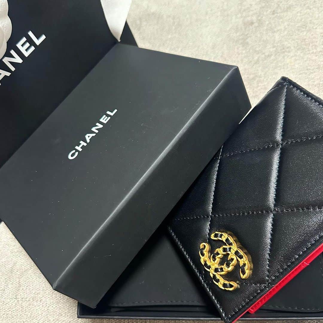 MIURAMAIのインスタグラム：「Passport✨️  可愛すぎて無理🤦🏼‍♀️💕  プレゼントしたいって いただいたやつ🥺  The！CHANEL！のデザイン🌼*･ 海外旅行はやくいきたい🫶🏻  #chanel #なんでもない日のプレゼント」