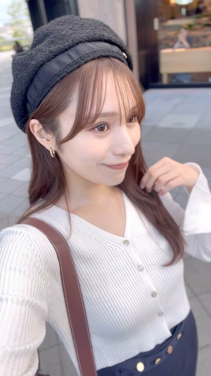 左伴彩佳のインスタグラム：「Autumn code🧥🍂   GRLのトップスが着やすくて 形も良くてたくさん愛用してる♡ 　  tops  @grl_official  skirt  @cocodeal_official  shoes  @nike  hat  @chico__official___  　   #秋コーデ　#プチプラコーデ　#ベレー帽　#エアフォース　#スニーカーコーデ#grl #grl購入品」