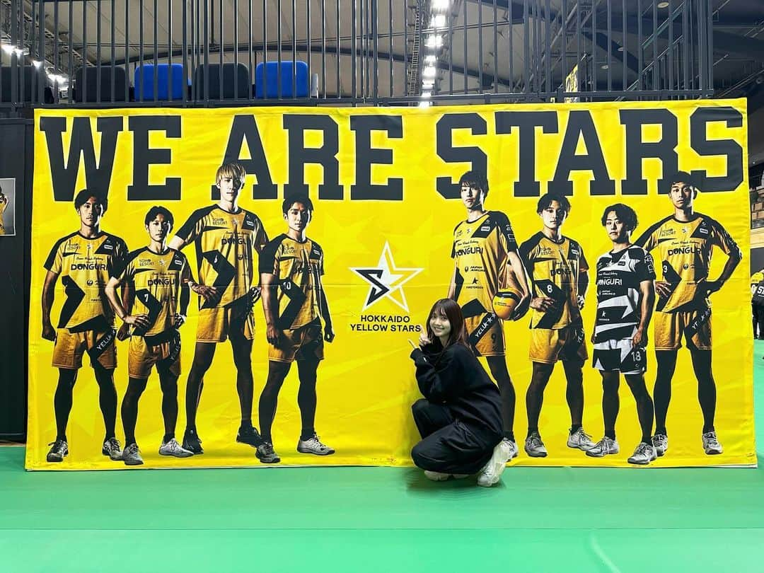 山口はのんのインスタグラム：「北海道イエロースターズ開幕戦でした🏐💖  ストレート勝利のいい試合で熱くなりました👏🏻 ホームゲームで1勝目☝🏻  今年もアンバサダーとしてイエスタに関わることが出来て光栄です！ 北海道の皆様よろしくお願いいたします！  #北海道イエロースターズ #イエスタ」