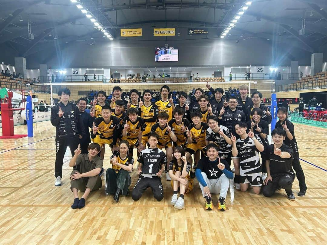 山口はのんさんのインスタグラム写真 - (山口はのんInstagram)「北海道イエロースターズ開幕戦でした🏐💖  ストレート勝利のいい試合で熱くなりました👏🏻 ホームゲームで1勝目☝🏻  今年もアンバサダーとしてイエスタに関わることが出来て光栄です！ 北海道の皆様よろしくお願いいたします！  #北海道イエロースターズ #イエスタ」11月4日 20時51分 - hanon_0_7