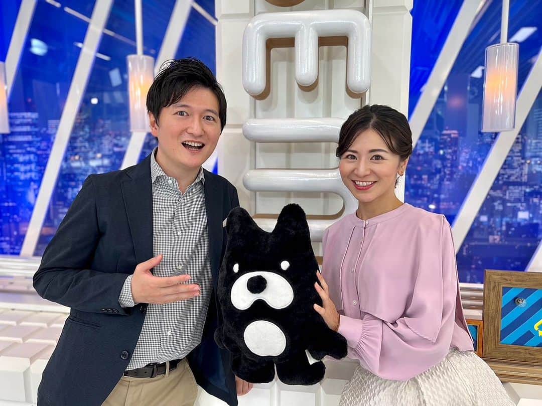 吉村優のインスタグラム：「* あっという間の１週間で もう11月🍂 Abema曜日の目覚ましが解除できていなくて 今週も５時半起きでした☀️💦 写真は辻キャスターとのラスト放送の木曜日💁🏻‍♀️ 辻くんとはニュースの合間にヨガしてましたよ😆笑 * #abema #abematv」