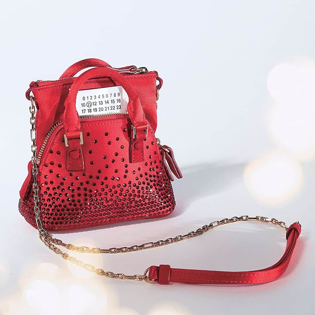25ans Officialさんのインスタグラム写真 - (25ans OfficialInstagram)「ホリデー気分が高まる💕キラキラ＆デコラなBAG＆SHOES パーティシーンに映える華やぎが即、手に入るグリッタ－やアイキャッチーなデザインの小物はこの時期のマストハブ！ 今季はパッと見のインパクト重視でアイテムをチョイスして。  ①#MaisonMargiela　#メゾンマルジェラ　@maisonmargiela   バッグ［Ｗ13×Ｈ9×Ｄ6］ アイコニックなバッグもラインストーンで華やかにドレスアップして♡ ホリデー感あふれる赤は、ベビーサイズでスマートに！  ②#Celine　#セリーヌ バイ エディ･スリマン　@celine  バッグ［Ｗ10×Ｈ10×Ｄ7.5］ ドレスアップにふさわしいかっちりフォルムのバッグ。シルバー×ゴールドの色は、正統派にもモードなスタイルにもマッチ。  ③#Loewe　#ロエベ　@loewe  靴［Ｈ9］ シャンパンカラーの光沢あるベルベット素材のパンプスは、ビッグリボンでとスペシャル感あふれる足元に！ アーティなトイヒールもポイント。  ④Dolce&Gabbana　ドルチェ&ガッバーナ　@dolcegabbana  靴［Ｈ10.5］ 黒のスパンコールやビーズが彩るヌーディなサンダル。ロングドレスの足元からのぞかせて、大人のシックなフォーマルスタイルに。  ⑤〈上から〉 Dolce&Gabbana　ドルチェ&ガッバーナ バッグ［Ｗ14×Ｈ12×Ｄ6］ 宝石のように敷き詰められた透明のクリスタル。宝石のようなバッグで着こなしを華麗にクラスアップ！  #Valentino Garavani　#ヴァレンティノ ガラヴァーニ  @maisonvalentino  バッグ［Ｗ20×Ｈ11×Ｄ5］ エレ派バッグの定番ヴァレンティノ ガラヴァーニの“ロコ”もこの季節はオールビジューでパーティ仕様に。ネイビーブルーとシルバーのコントラストが夜空に輝く星のよう。  #JimmyChoo　#ジミーチュウ　@jimmychoo  靴［Ｈ10］ 視線をひとりじめすること間違いなし！ サテン地にブルーとクリアカラーのクリスタルがグラデーションになるようにあしらわれた一足。足首にはクリスタルチェーンが。ドレスアップに欠かせない、ジュエリーシューズです。  #マルジェラ #マルジェラバッグ #セリーヌバッグ #celinebag #loeweshoes #ロエベシューズ #ヴァレンティノバッグ #ヴァレンティノシューズ #バレンティノ #ドルチェアンドガッバーナ #ドルガバ #dolcegabbana #dolceandgabbana #ブランドバッグ #ブランド品 #キラキラバッグ  #25ans ##25ansブランド小物   Photos：KEVIN CHAN Styling：CHIE TAKEOKA」11月4日 20時45分 - 25ansjp