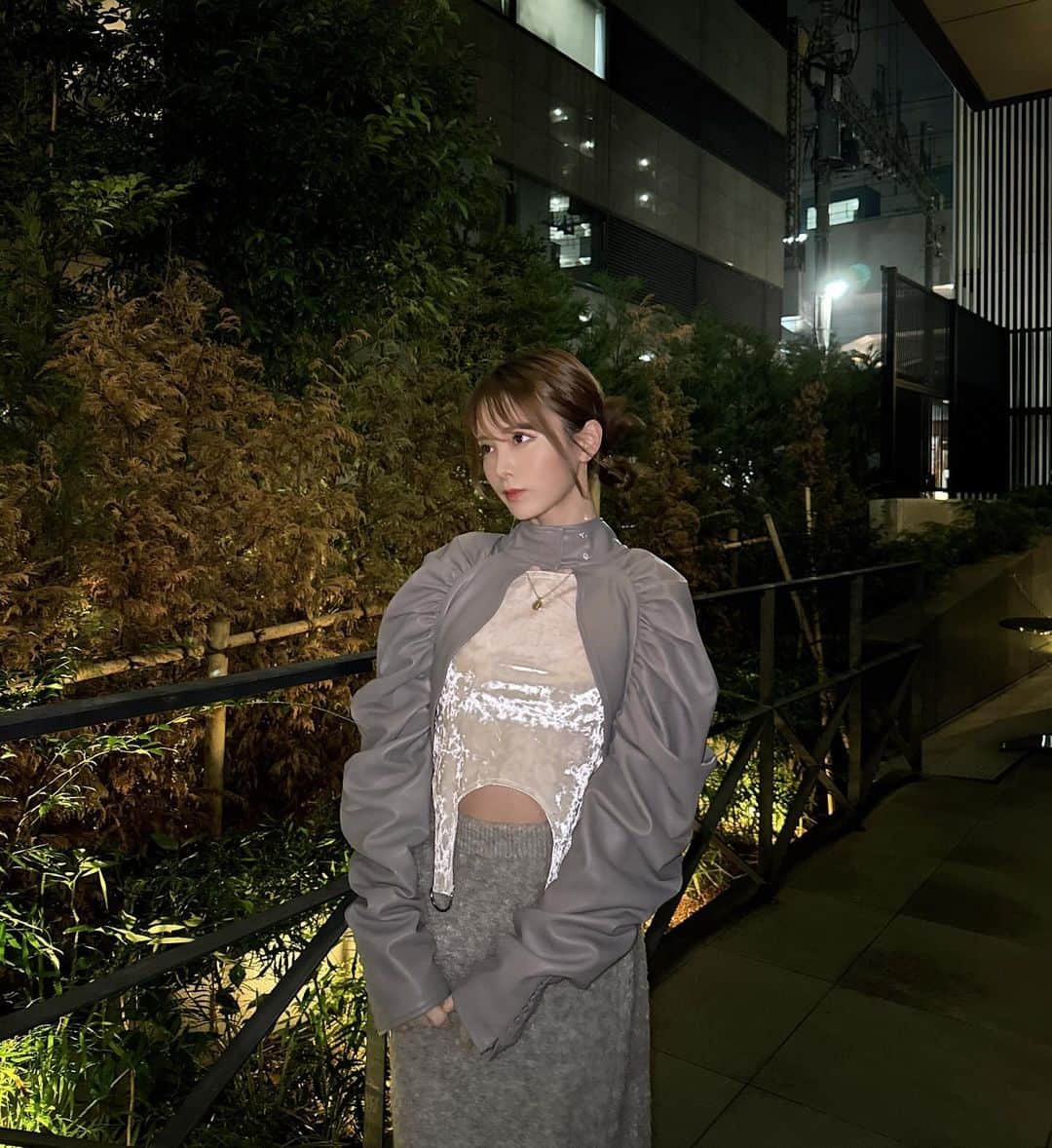 西村歩乃果のインスタグラム：「光の角度でキラキラなるtopsが可愛かった  ジャケット　@j1u_by_labelleetude  トップス @violettaofficial_jp  スカート @searoomlynn_official  #code #fashion #ootd」