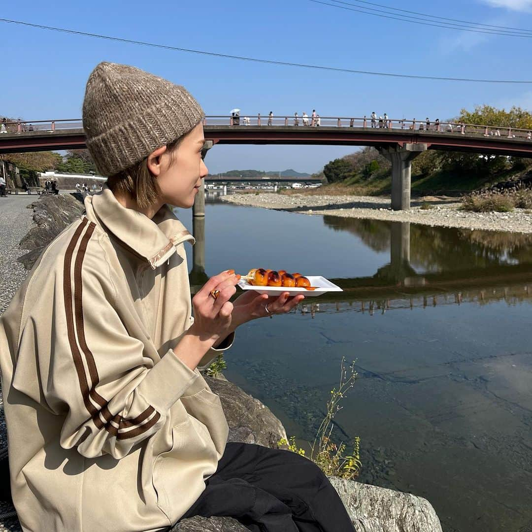 MATSUIRIHOさんのインスタグラム写真 - (MATSUIRIHOInstagram)「連休はノープランの伊勢旅中🦭🍡  SAでたまたま食べたジャージー牛乳ソフトクリームが優勝してた🍦笑  #赤福 #赤福本店 #伊勢 #伊勢グルメ #ソフトクリーム」11月4日 20時48分 - rihoo914