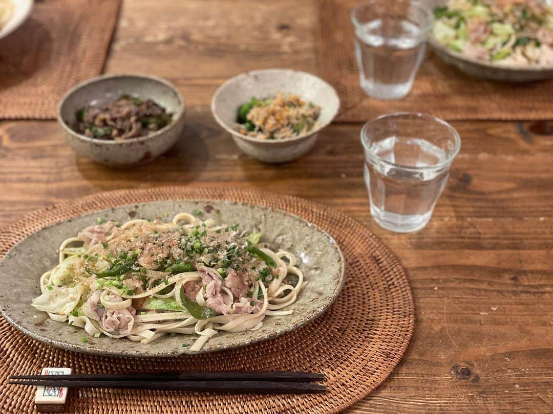 田中マヤさんのインスタグラム写真 - (田中マヤInstagram)「今日は簡単手抜きの晩ご飯🙄  👩🏻「焼きうどんと残り物でいい？」 👦🏻「え！？焼きうどん！全然いい！めっちゃ食べたい！」  我が家で人気のメニューになりました🤭 私も炭水化物食べちゃったな🙄 あ〜痩せなきゃなぁ〜…ブツブツ…。  #焼きうどん #マヤのごはん #晩ご飯」11月4日 20時48分 - tanakamaya__official