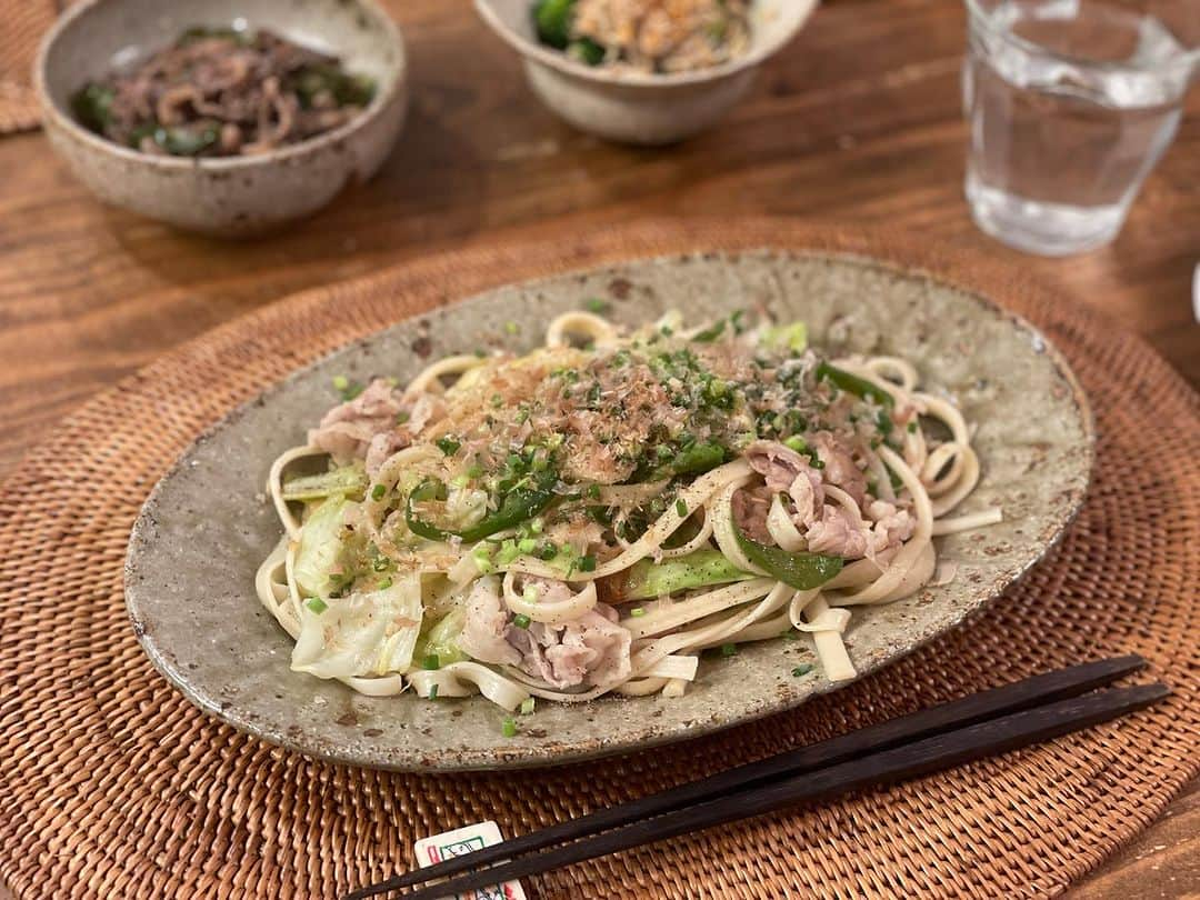 田中マヤのインスタグラム：「今日は簡単手抜きの晩ご飯🙄  👩🏻「焼きうどんと残り物でいい？」 👦🏻「え！？焼きうどん！全然いい！めっちゃ食べたい！」  我が家で人気のメニューになりました🤭 私も炭水化物食べちゃったな🙄 あ〜痩せなきゃなぁ〜…ブツブツ…。  #焼きうどん #マヤのごはん #晩ご飯」