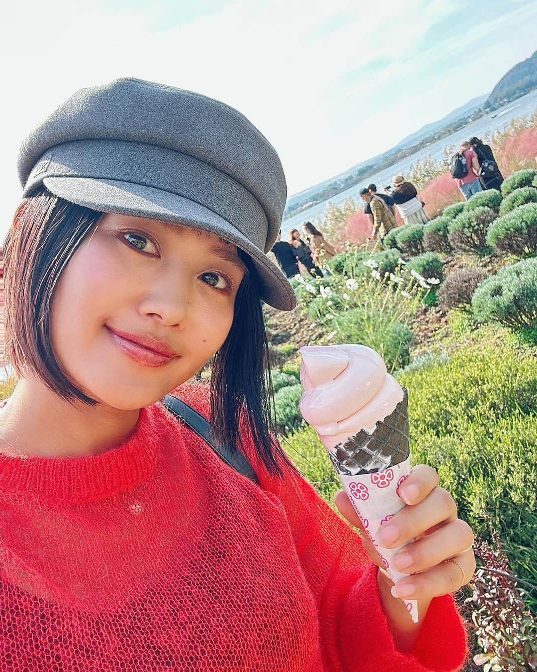 秋吉織栄（宮内かれん）さんのインスタグラム写真 - (秋吉織栄（宮内かれん）Instagram)「😱🍦  夏日怖い🥲 アイスが美味しい🥹  昨日衣替えしようと思ってやり出したら あれ？暖かくなってくんだっけ？  って勘違いして、ちょっと怖くなった😫😫😫  なんでこんなに暑いのー？？ 秋で良いよ〜🍁🍂  #季節外れ  #夏日   #三連休 #goodday  #vacation #mtfuji #富士山　 #trip #love #italy #ootd  #selfie #photooftheday #japan #beautifulflower  #trip #travel #trending #fashionstyle #fashion」11月4日 20時49分 - orie.oliiiiie.olivia