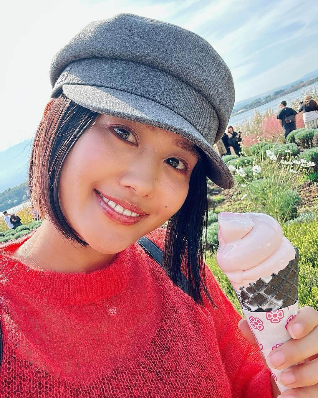 秋吉織栄（宮内かれん）のインスタグラム：「😱🍦  夏日怖い🥲 アイスが美味しい🥹  昨日衣替えしようと思ってやり出したら あれ？暖かくなってくんだっけ？  って勘違いして、ちょっと怖くなった😫😫😫  なんでこんなに暑いのー？？ 秋で良いよ〜🍁🍂  #季節外れ  #夏日   #三連休 #goodday  #vacation #mtfuji #富士山　 #trip #love #italy #ootd  #selfie #photooftheday #japan #beautifulflower  #trip #travel #trending #fashionstyle #fashion」