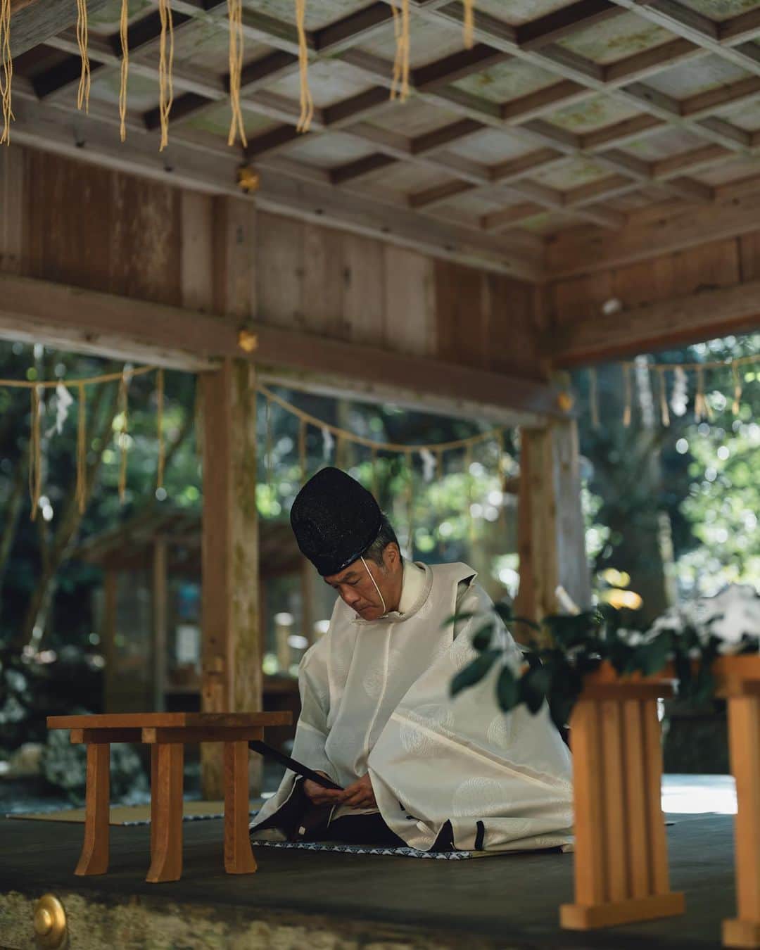 貴船神社のインスタグラム：「秋季御更衣祭  御更衣祭とは神様のお召し物を替えていただく祭儀で、本宮・奥宮の両殿御内陣にて新しい神御衣（かんみそ）を奉献します。」